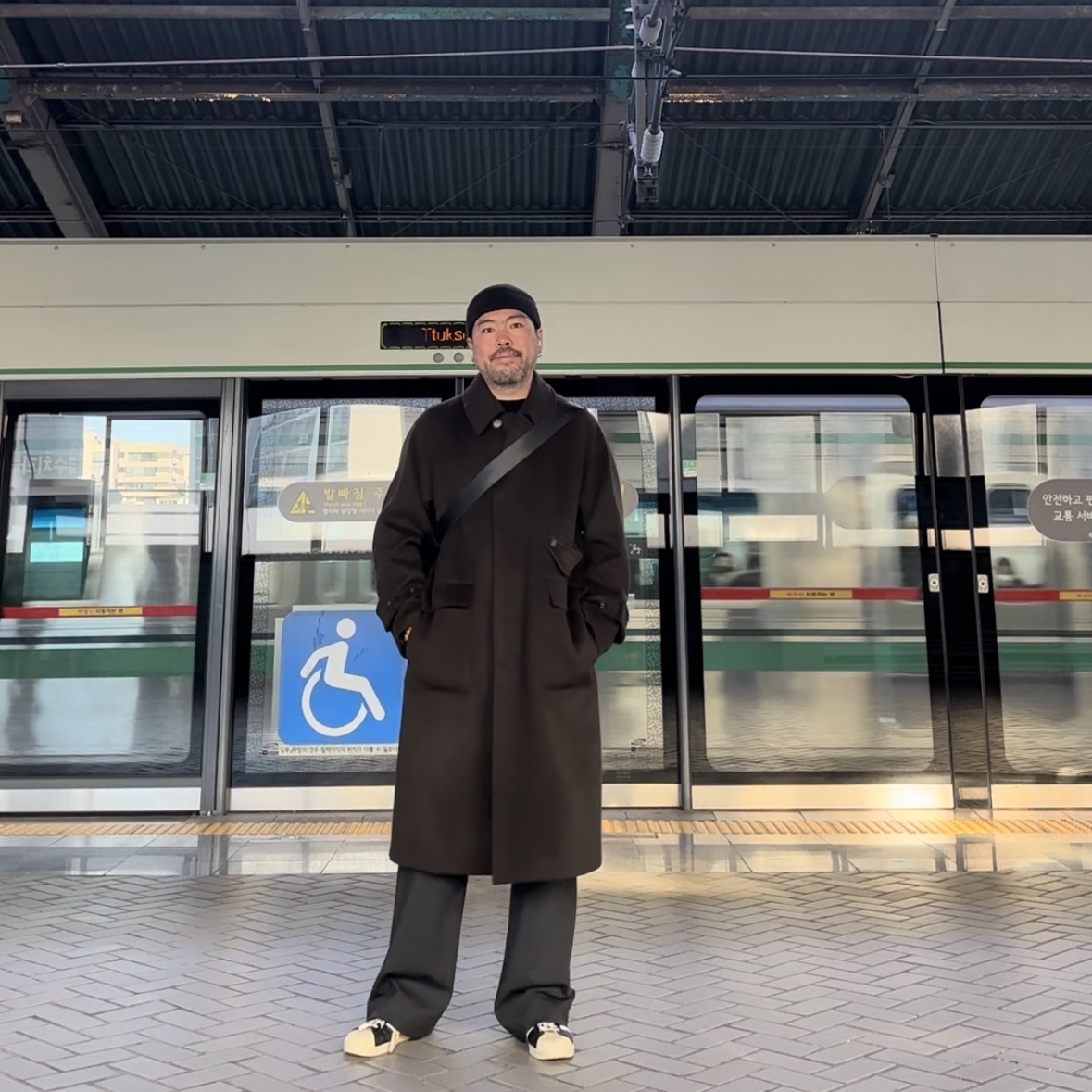 아디다스 슈퍼스타 프리미엄 블랙 화이트 착용 스타일 - 1