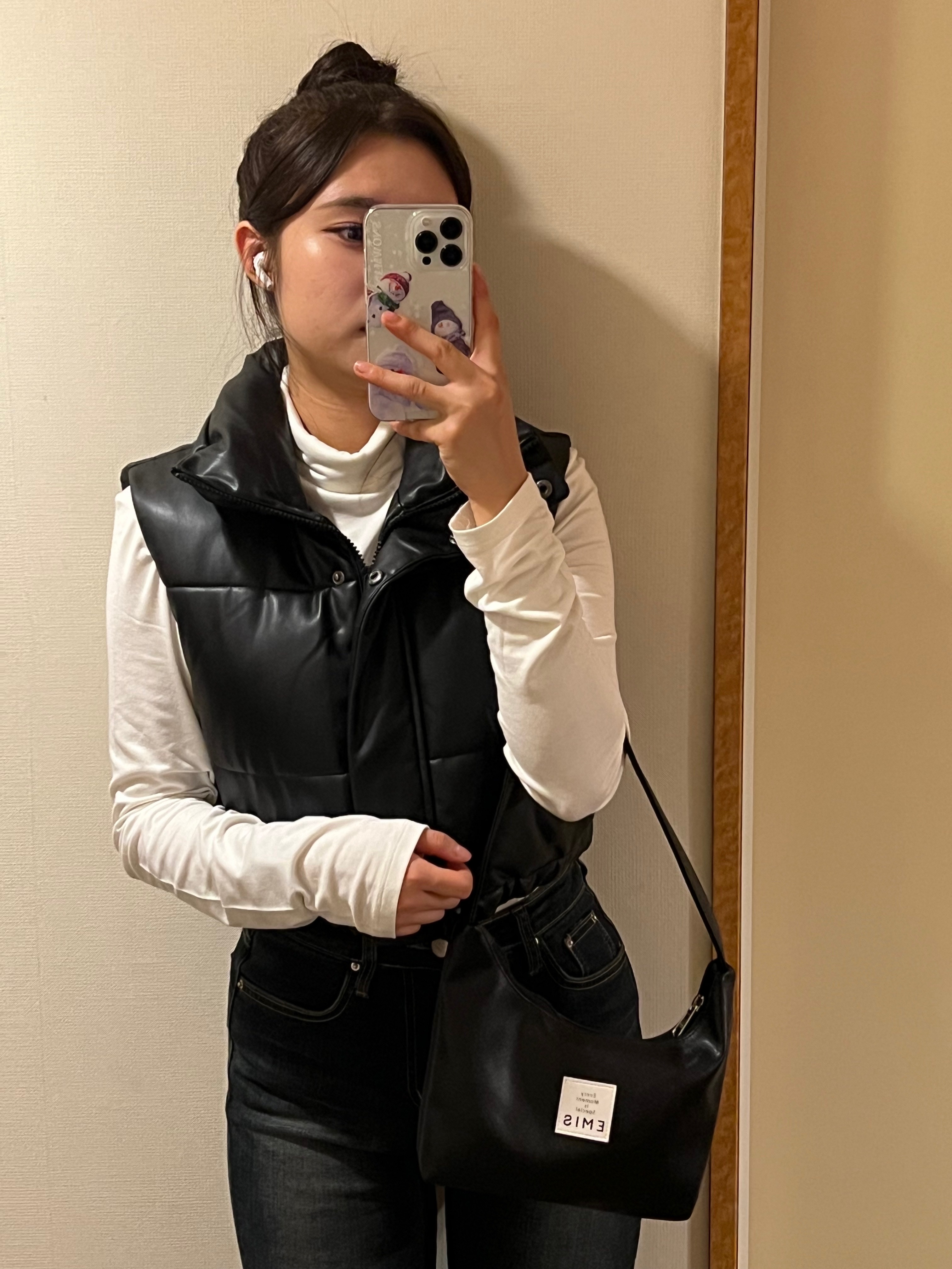 Emis Leather Hobo Bag Black 착용 스타일 - 1