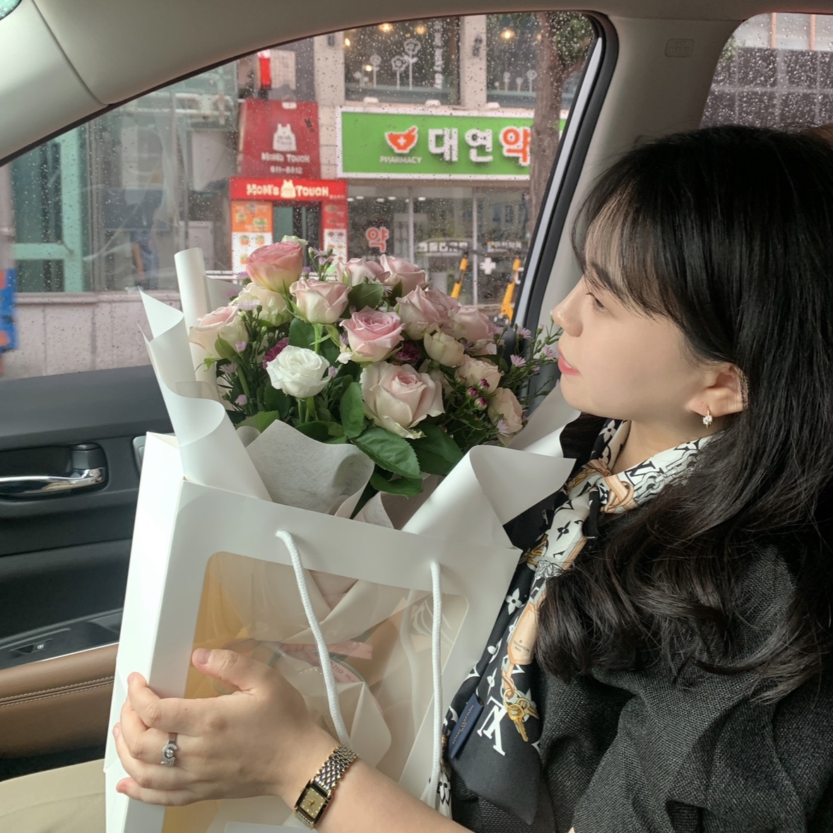(W) 루이비통 모노그램 컨피덴셜 방도 블랙 착용 스타일