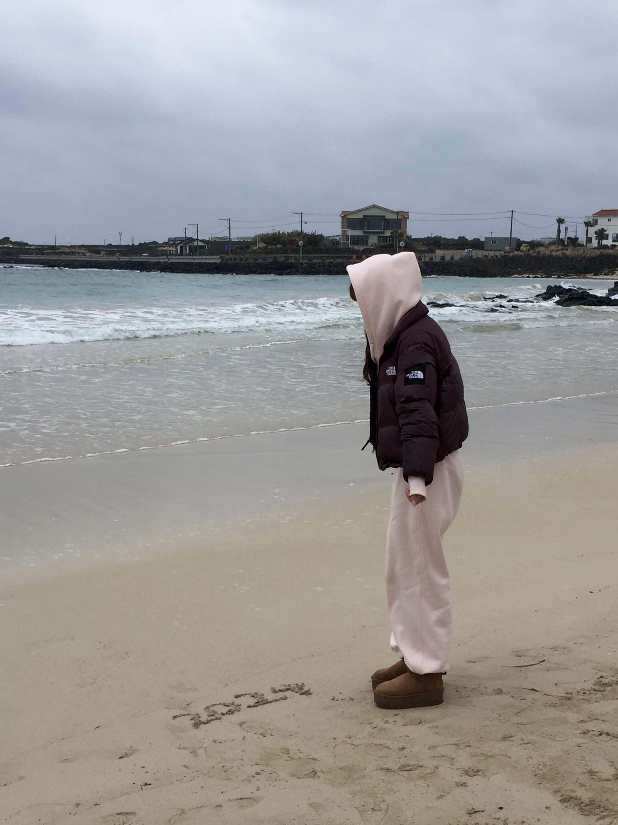 (W) UGG Classic Ultra Mini Platform Boots Chestnut, (W) The North Face White Label Novelty Nuptse Down Jacket Cocoa Brown 착용 스타일 - 3