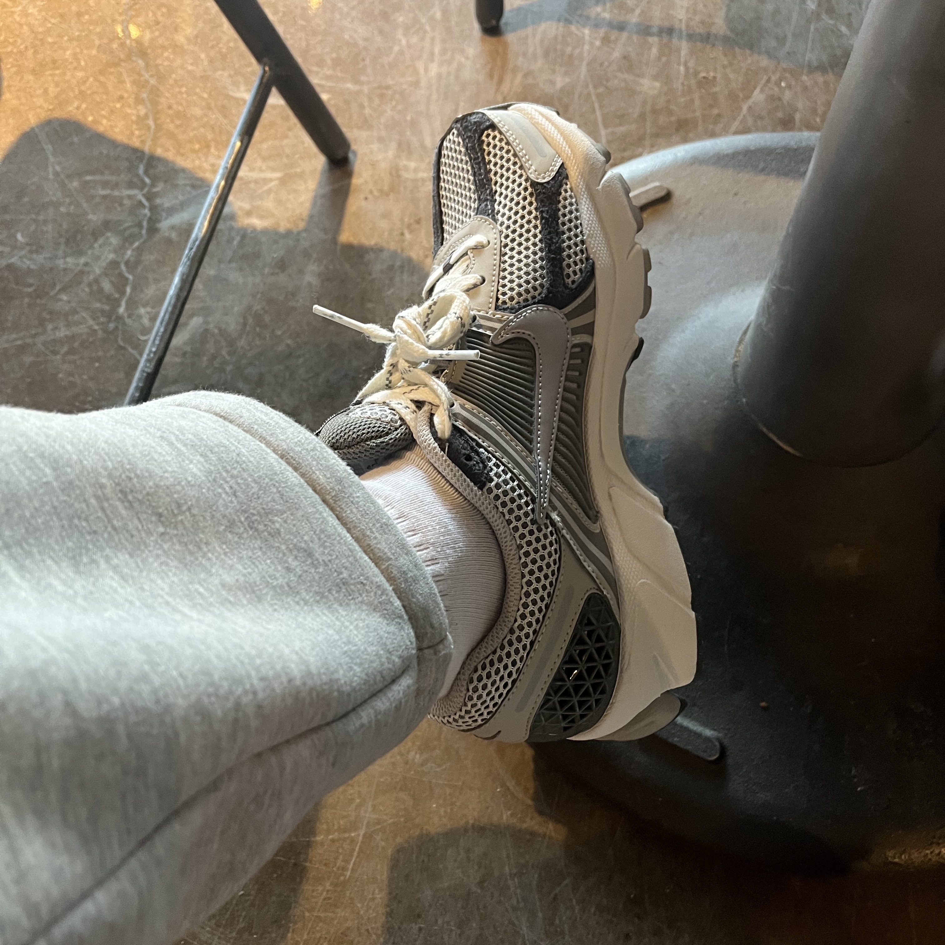 Nike Zoom Vomero 5 PRM Light Iron Ore and Flat Fewter 착용 스타일
