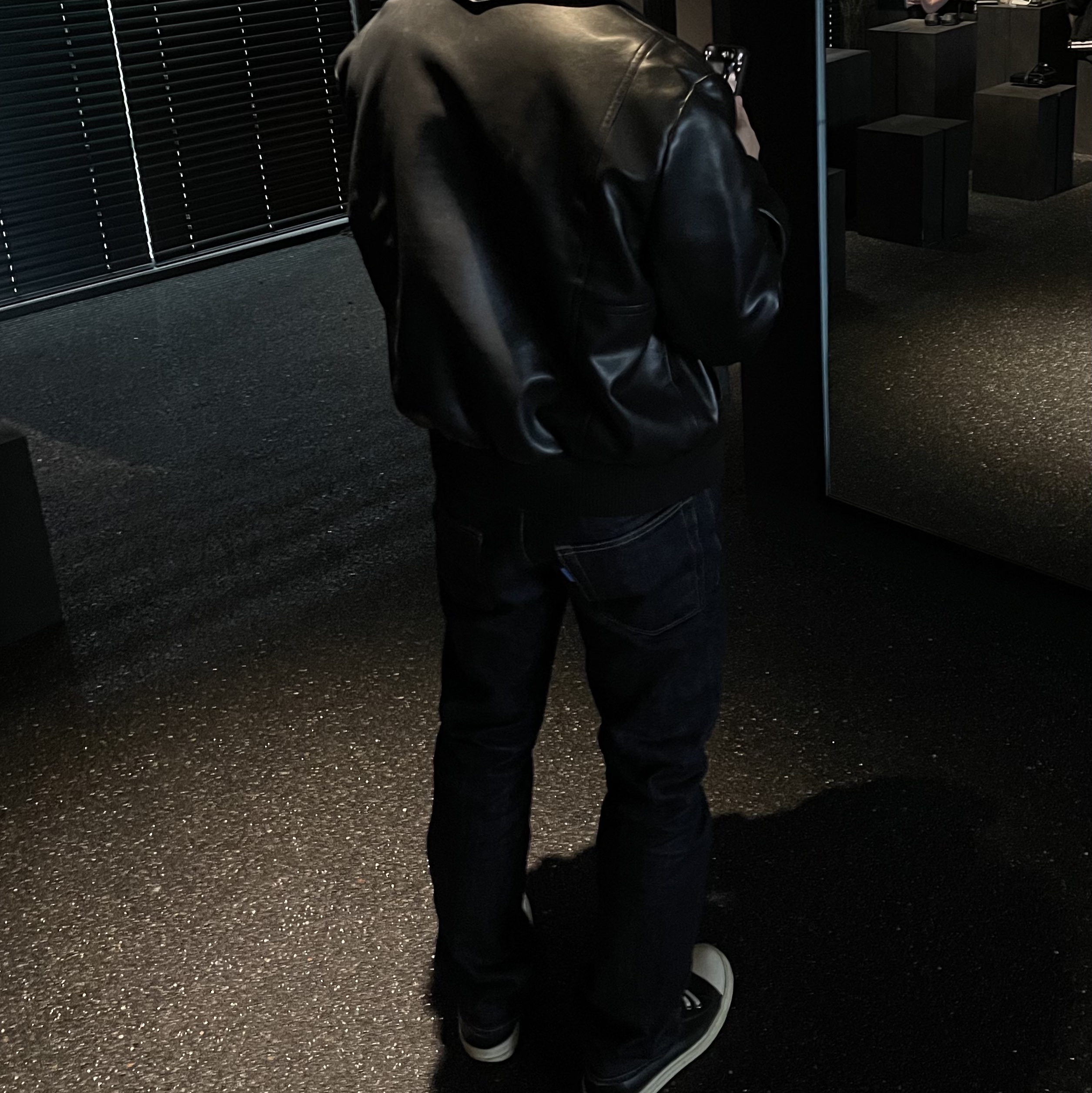 Rick Owens Full Grain Calf Leather Strobe Low Sneakers Black Milk White 착용 스타일 - 3