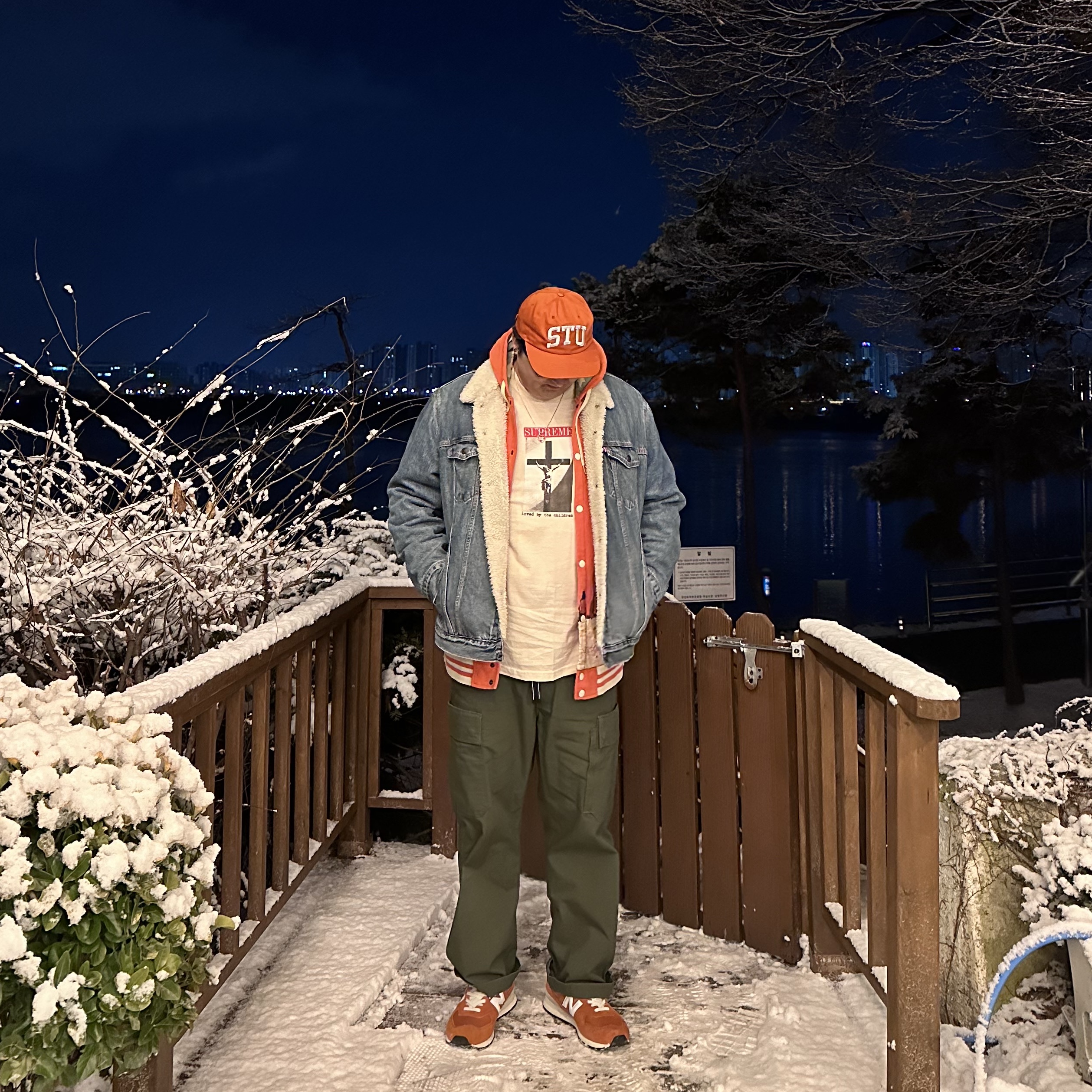 Stussy Stu Arch Strapback Cap Dark Orange, New Balance 574 Heritage Orange Burst White 착용 스타일 - 1