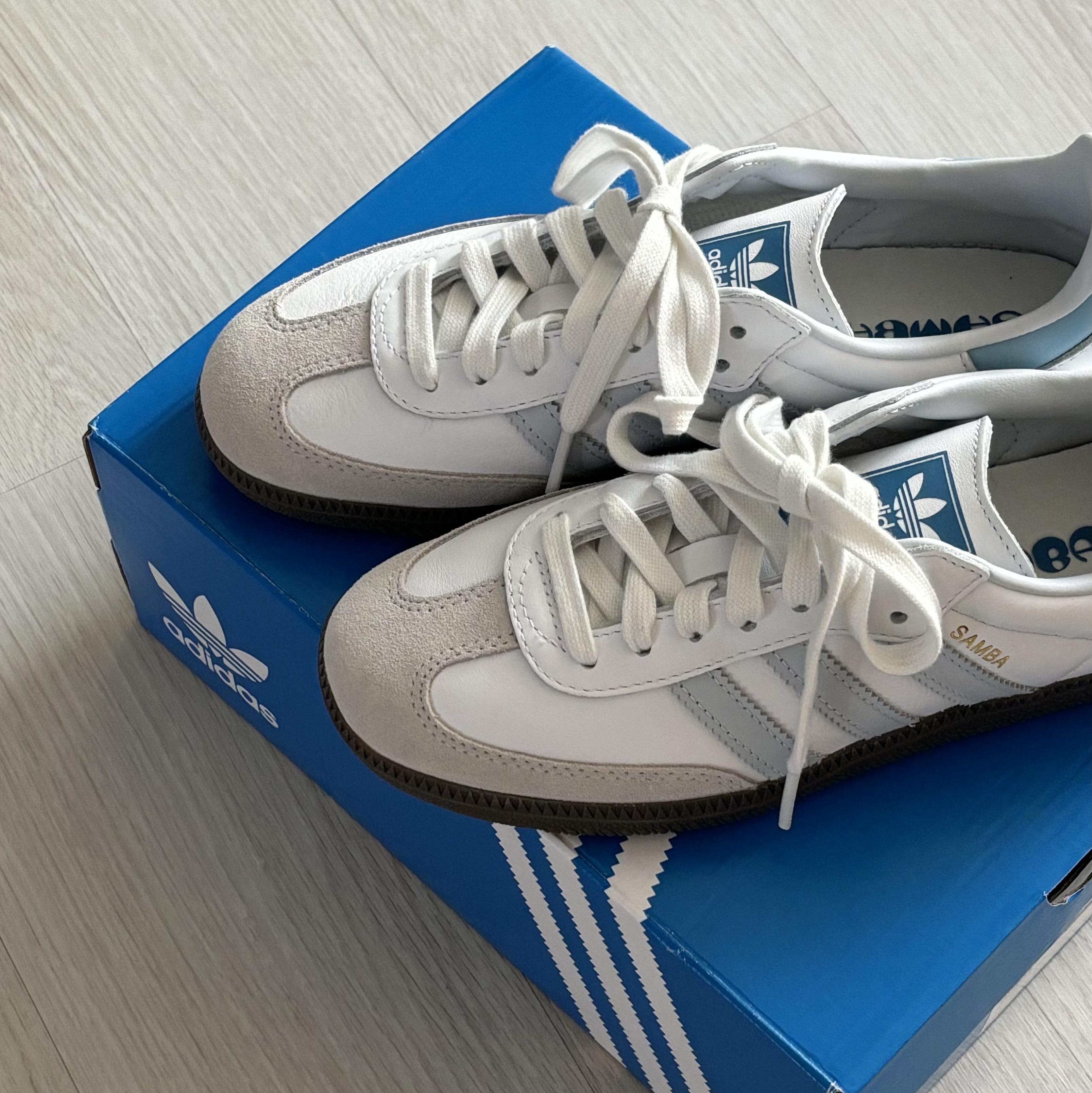 Adidas Samba OG Core White Halo Blue 착용 스타일