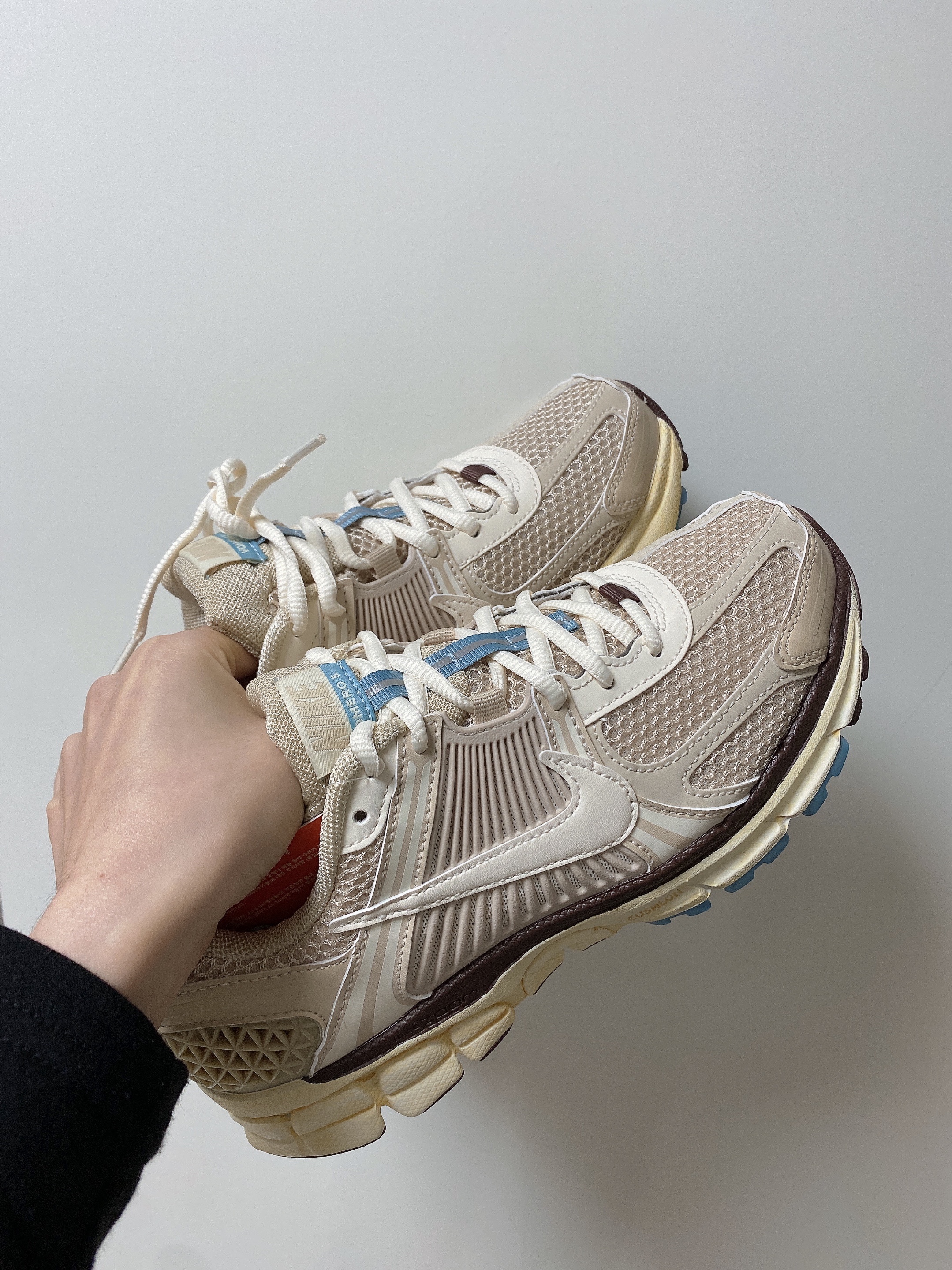 (W) Nike Zoom Vomero 5 Oatmeal 착용 스타일 - 2