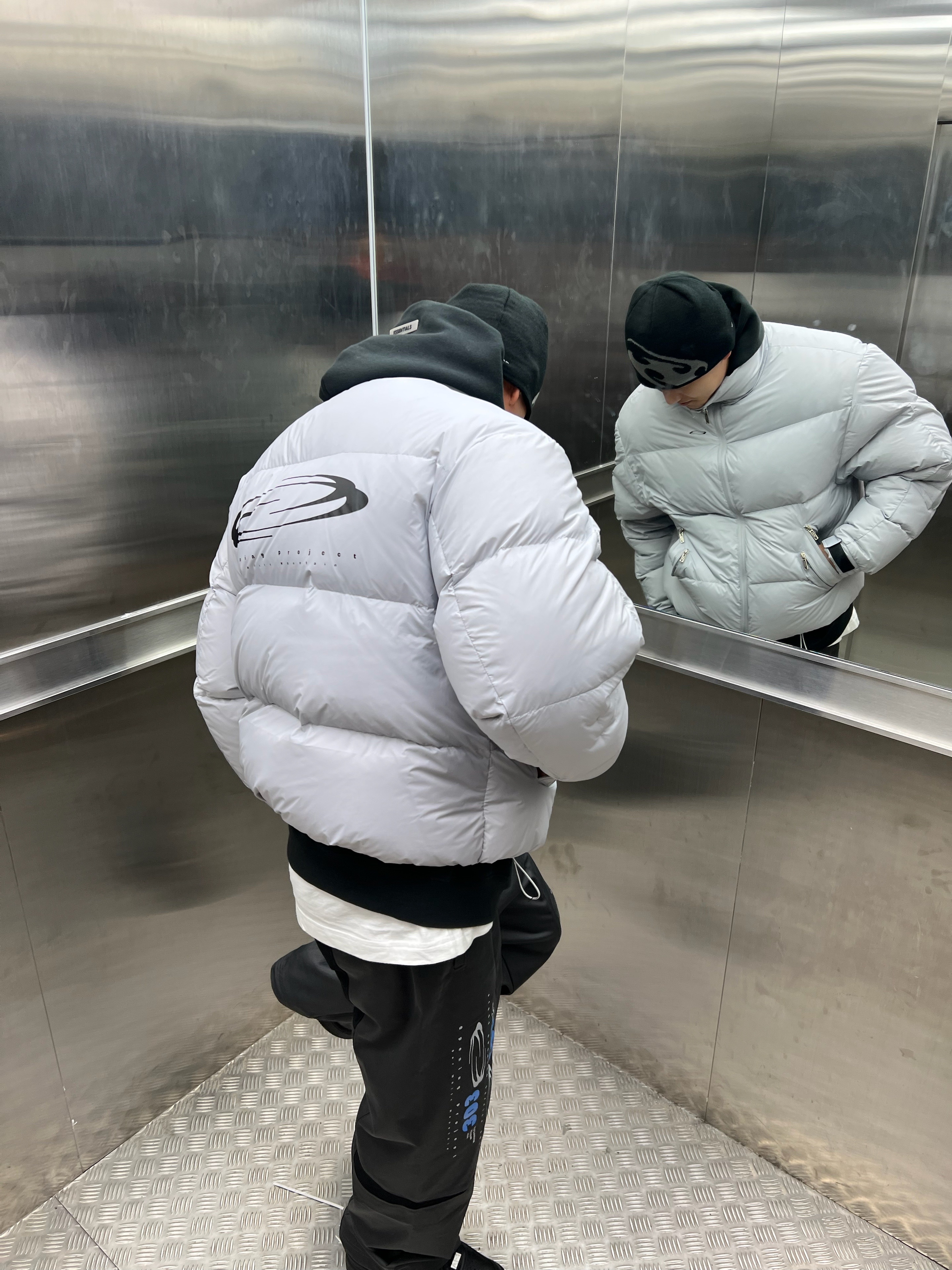 Opening Project Identity Down Jacket Light Grey, Opening Project 303 Stadium Pants Charcoal 착용 스타일 - 2