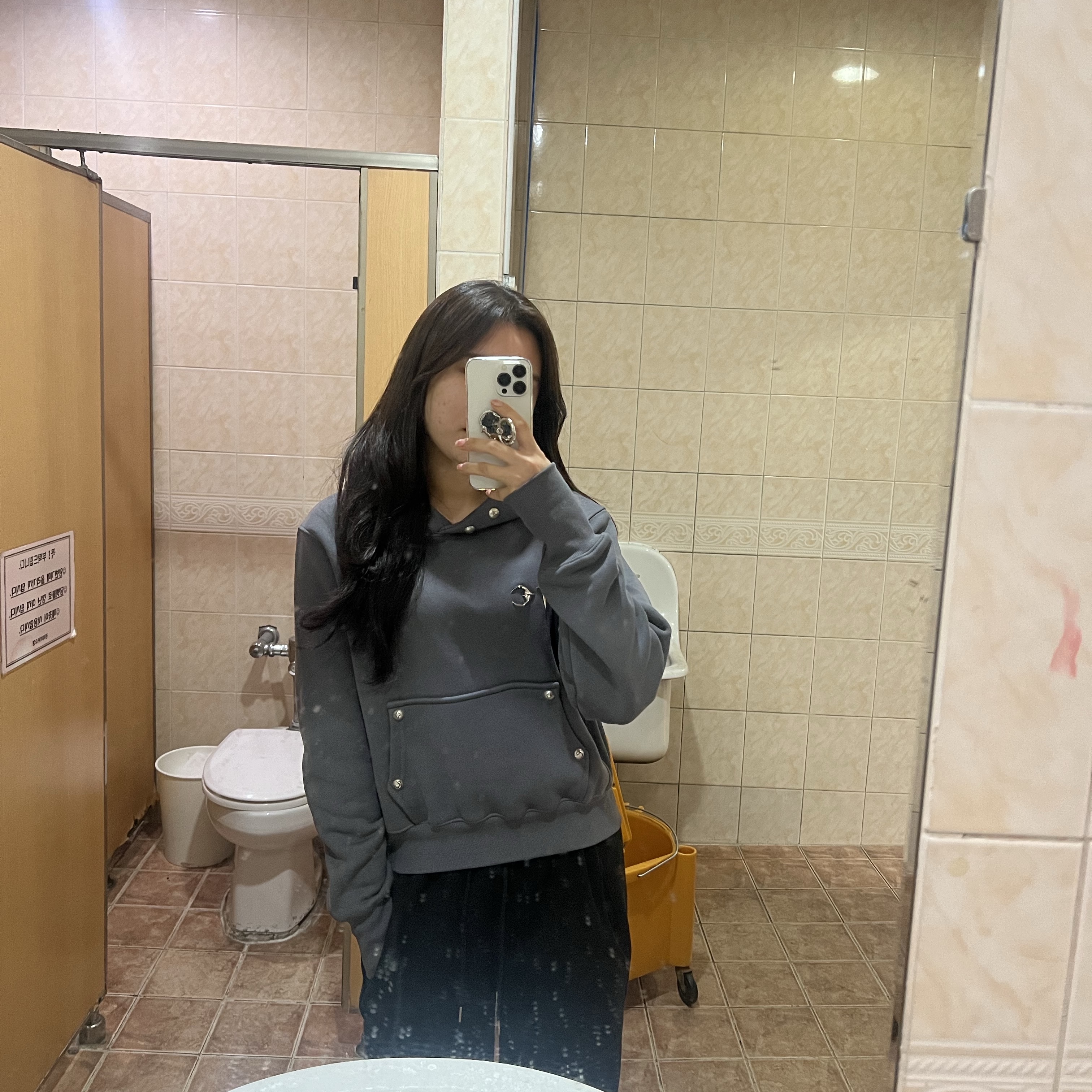(W) 떠그 클럽 아머 후드 그레이 착용 스타일 - 2
