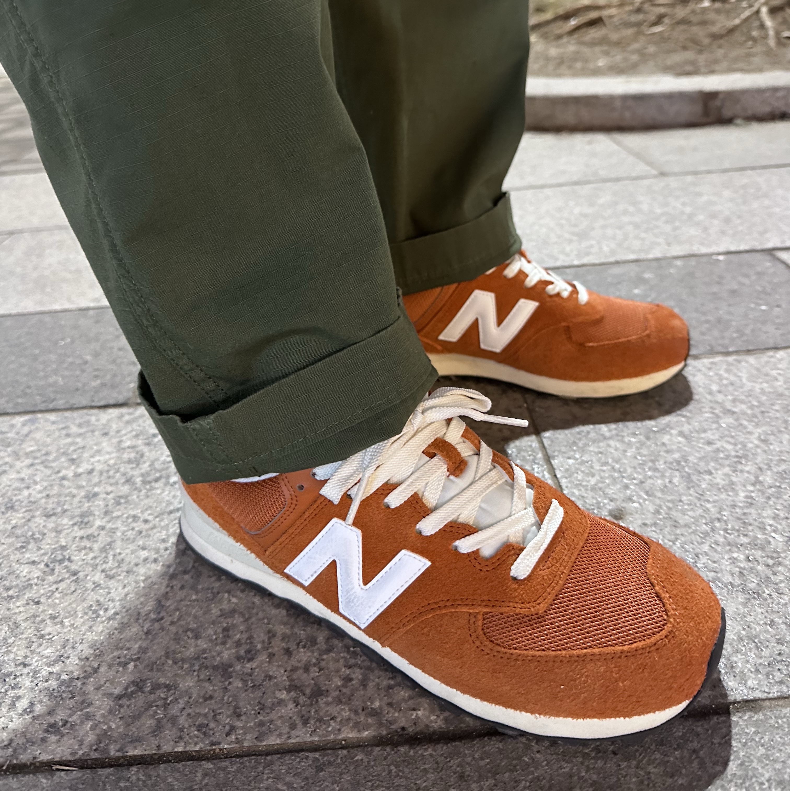 Stussy Stu Arch Strapback Cap Dark Orange, New Balance 574 Heritage Orange Burst White 착용 스타일 - 3