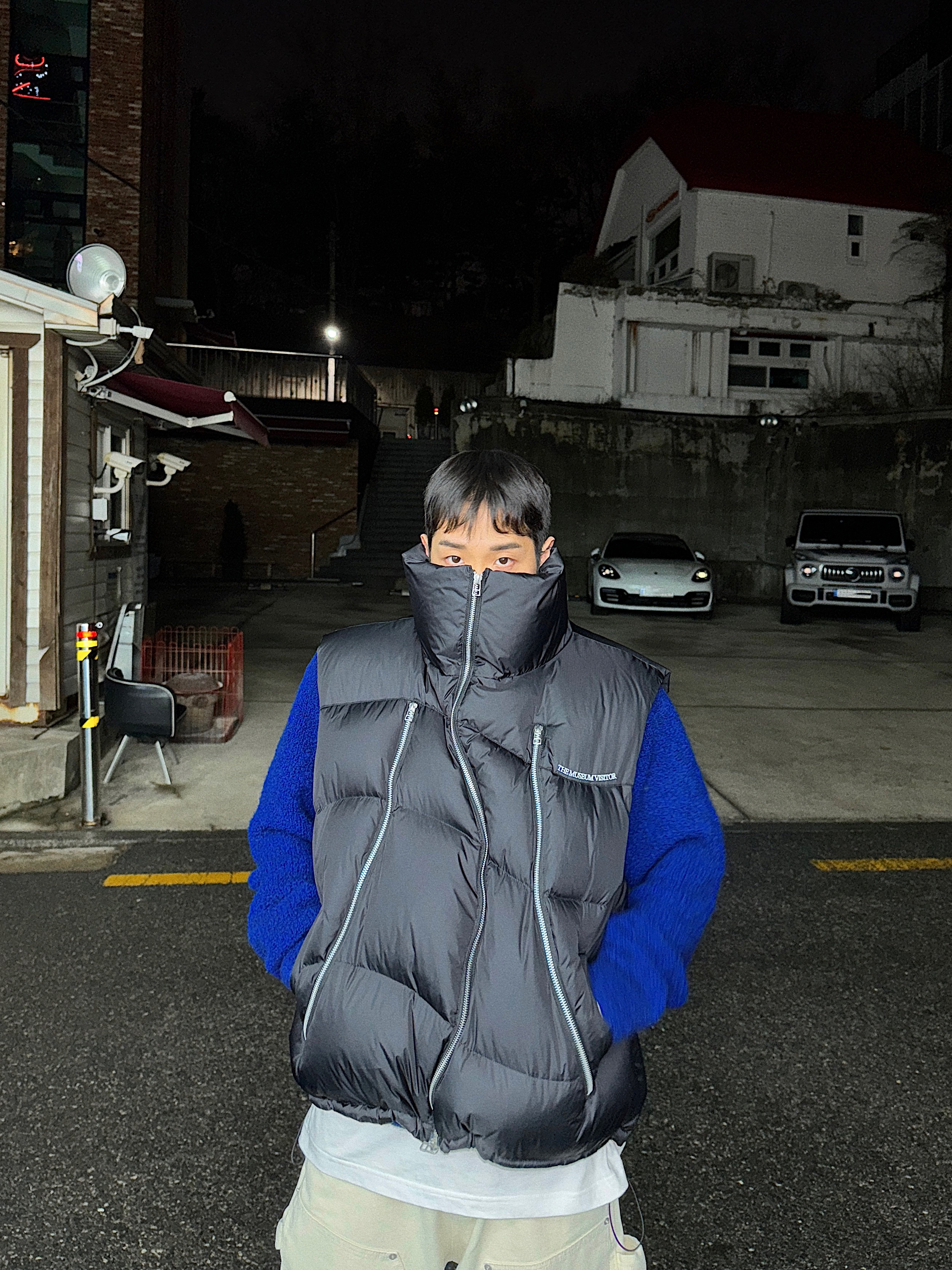 The Museum Visitor KREAM Curved Zipper Puffer Down Vest Glossy Black - 23FW, Louis Vuitton LV Trainer Sneakers Monogram Denim White Black 착용 스타일 - 4