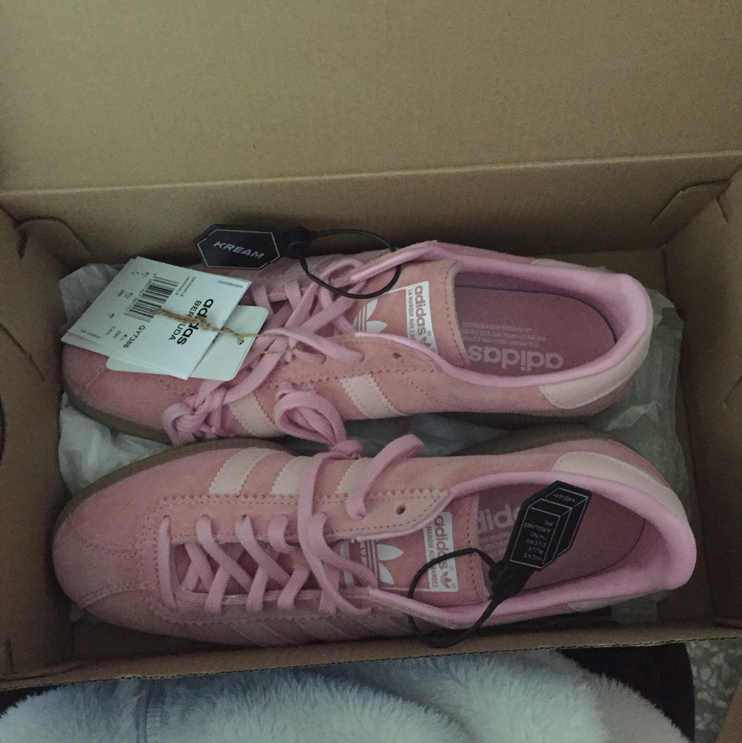 Adidas Bermuda Glow Pink 착용 스타일 - 2