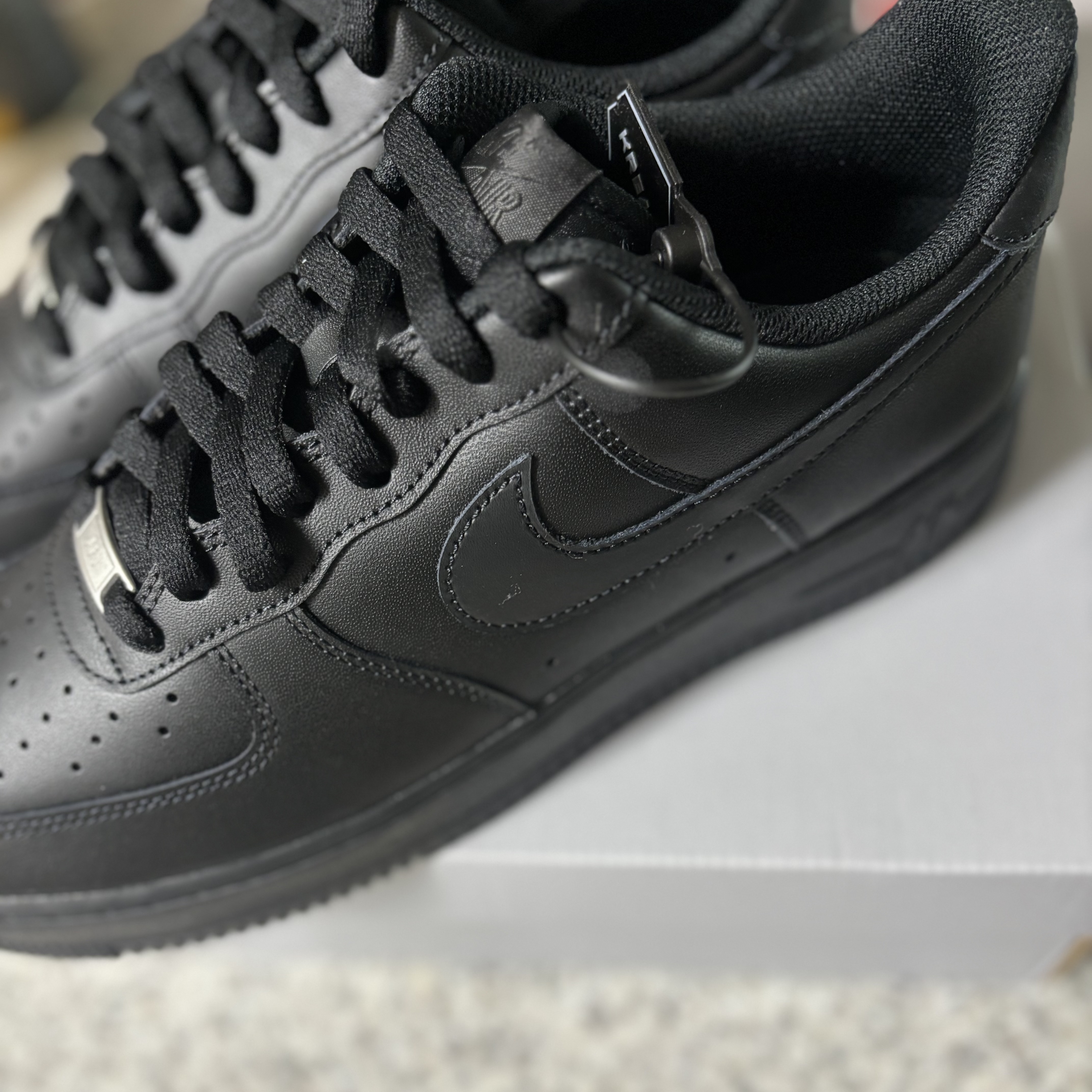 Nike Air Force 1 '07 Low Triple Black 착용 스타일