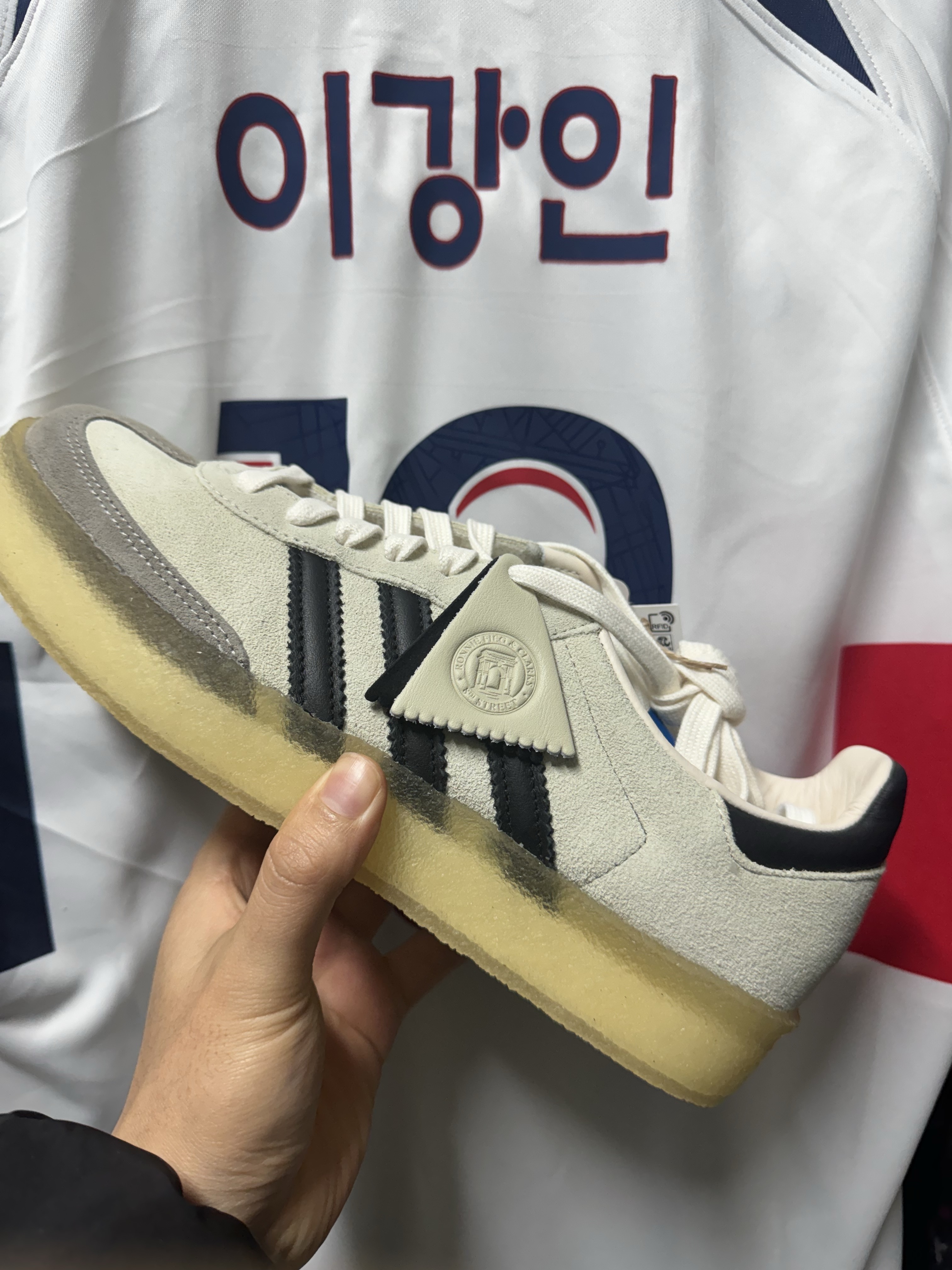 Adidas x Clarks x Ronnie Fieg 8th Street Samba Chalk White Core Black 착용 스타일