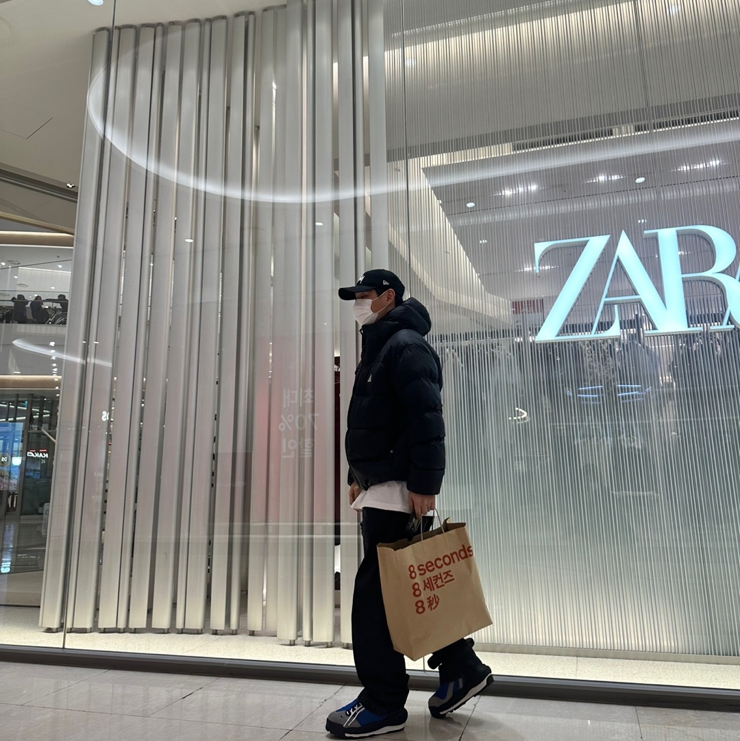 Stussy Basic New Era 9Twenty Basic Strapback Black, Nike ACG Therma-Fit ADV Lunar Lake Puffer Jacket Black - Asia 착용 스타일 - 2