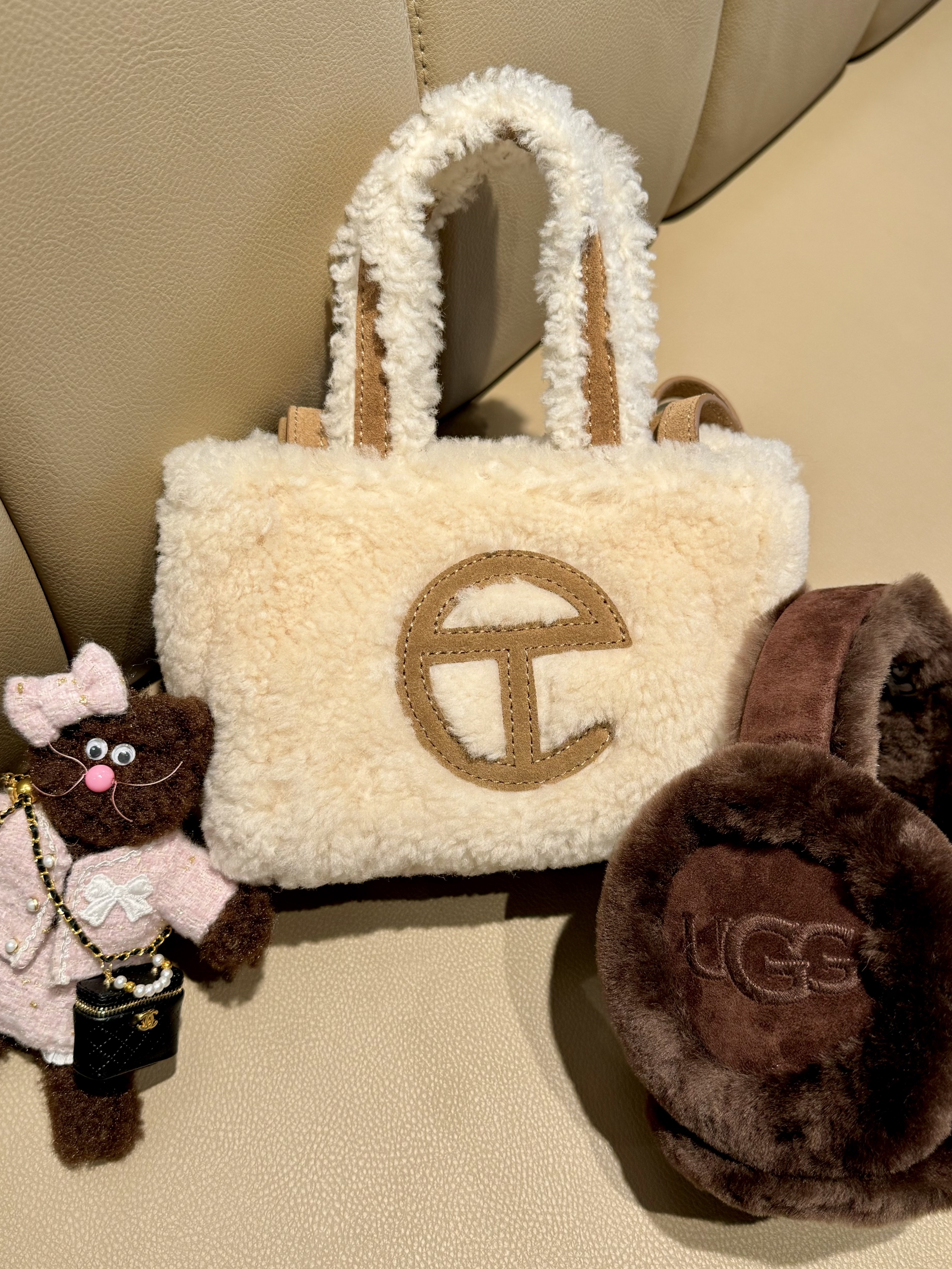 (W) UGG Embroidered Logo Earmuff Burnt Cedar 착용 스타일 - 2