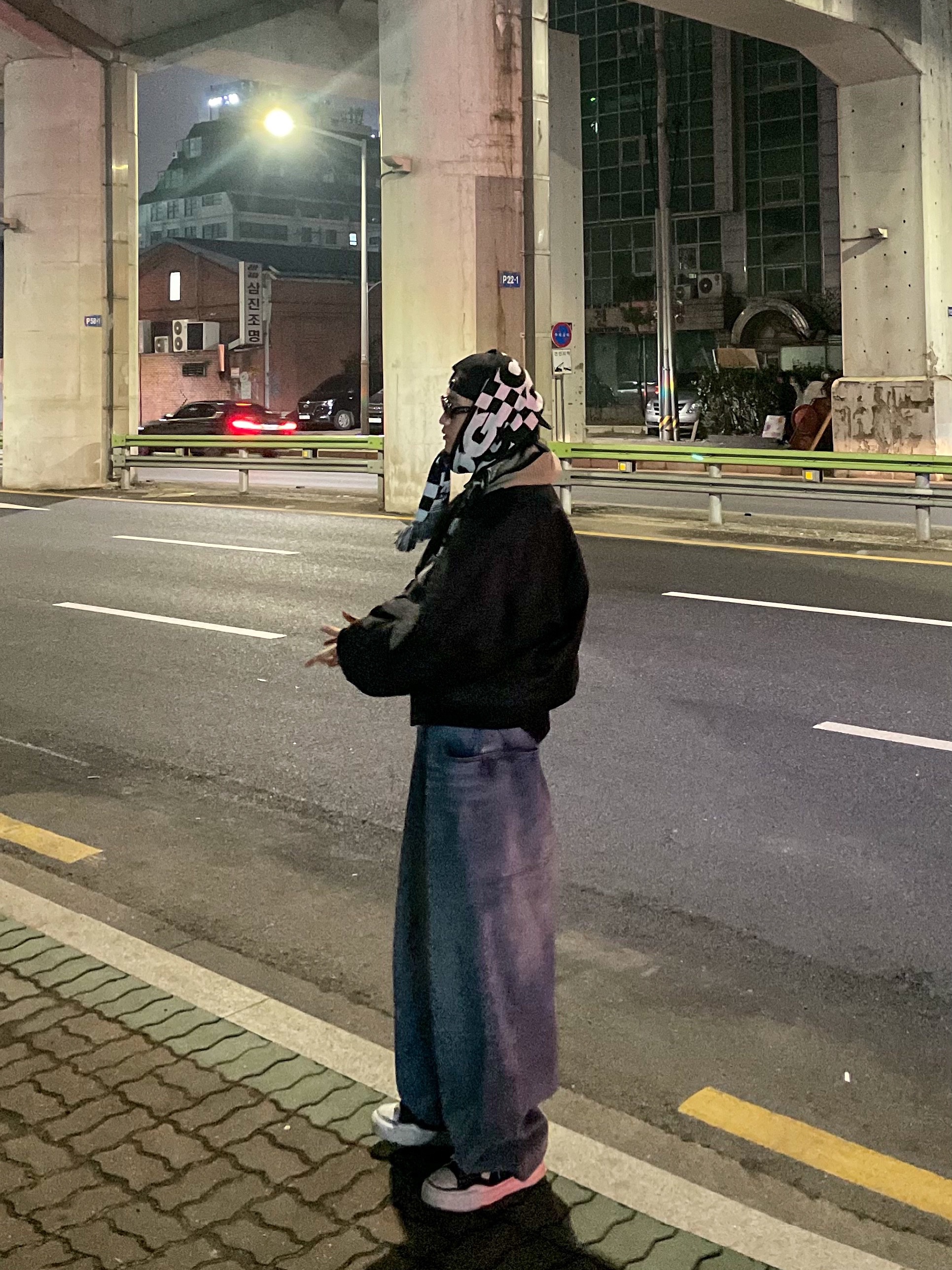 CDG Logo Check Muffler White Black, Telfar Baggy Jean Blue 착용 스타일 - 2
