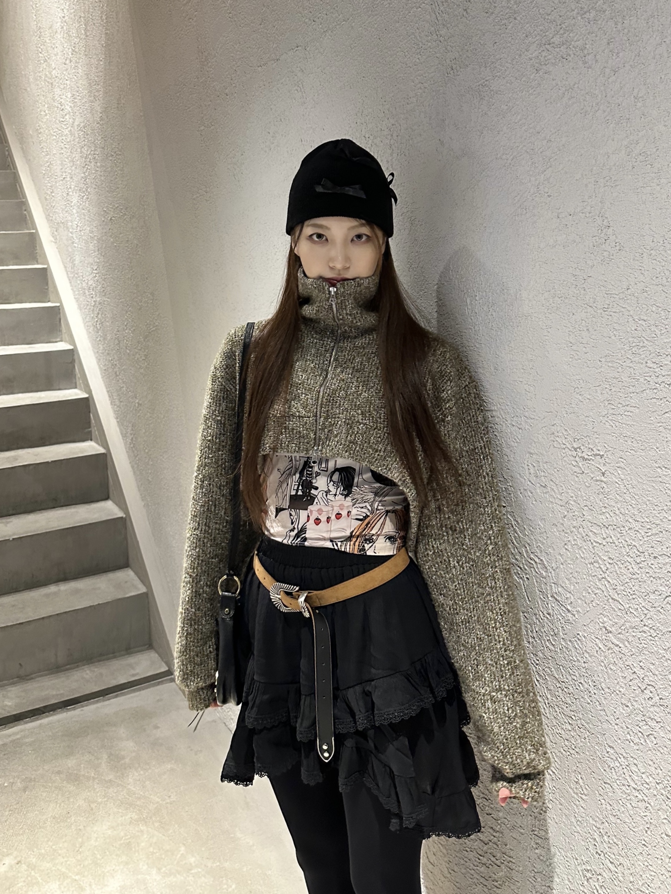 (W) UGG Classic Mini II Boots Chestnut, Balenciaga Arena Lambskin Aged Silver Hardware Le Cagole XS Flap Bag Black 착용 스타일 - 4