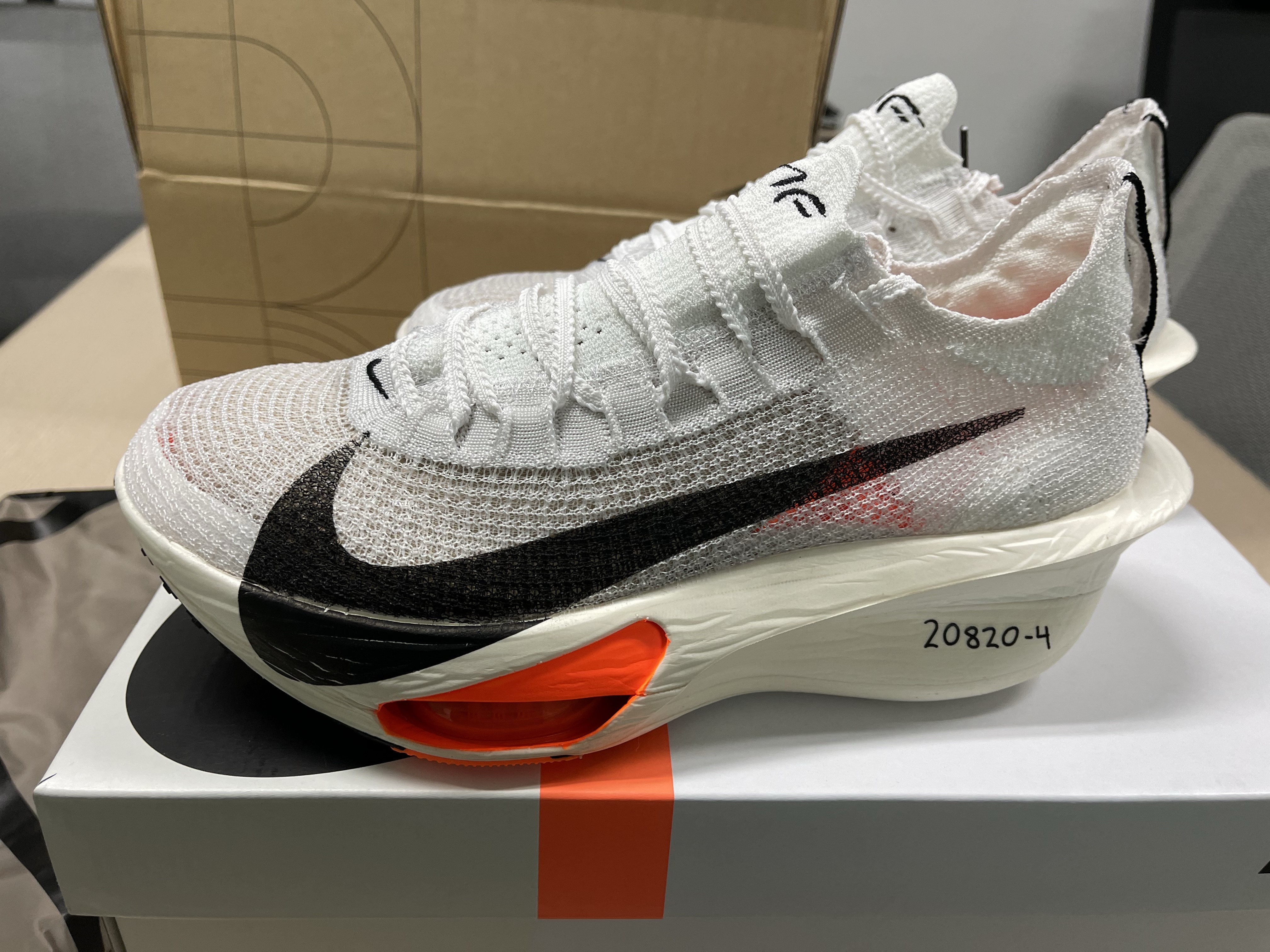 Nike Air Zoom Alphafly Next% 3 Proto White Total Orange 착용 스타일 - 2