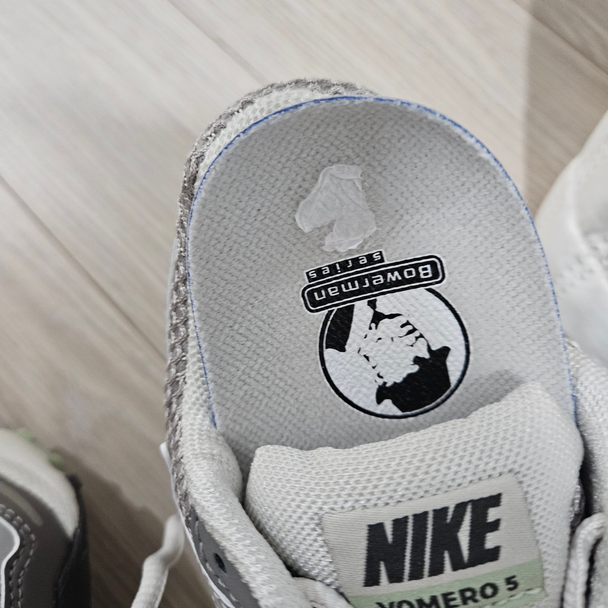 (W) Nike Zoom Vomero 5 Cobblestone and Flat Pewter 착용 스타일