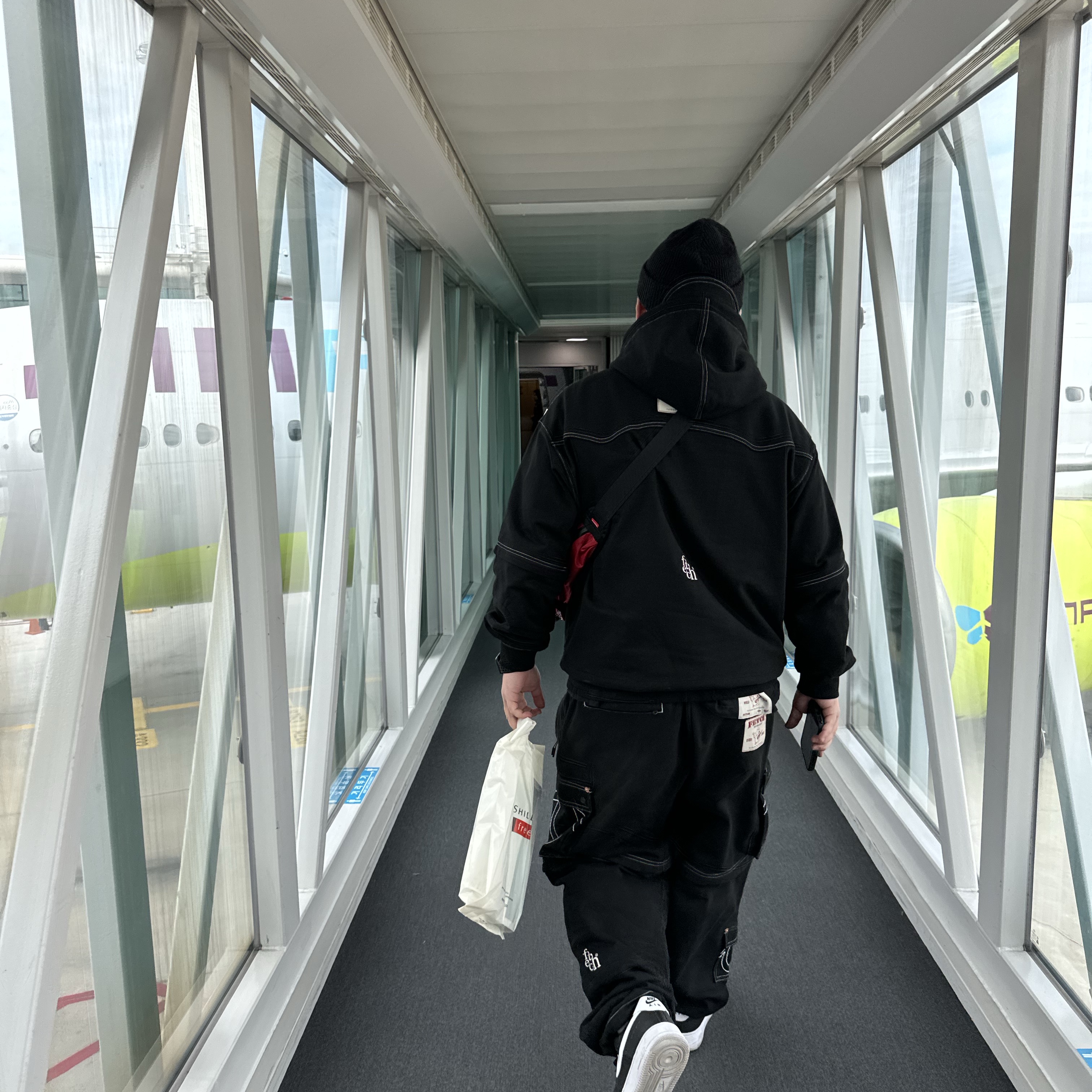 True Religion x Fetch Sweat Separate Cargo Pants Black 착용 스타일 - 1