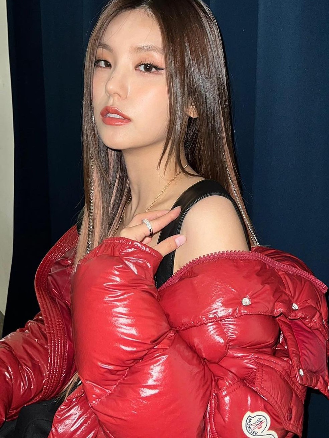 Moncler Maya Short Down Jacket Black - 23FW, (Kids) Moncler New Maya Down Jacket Scarlet Red - 23FW 착용 스타일 - 3