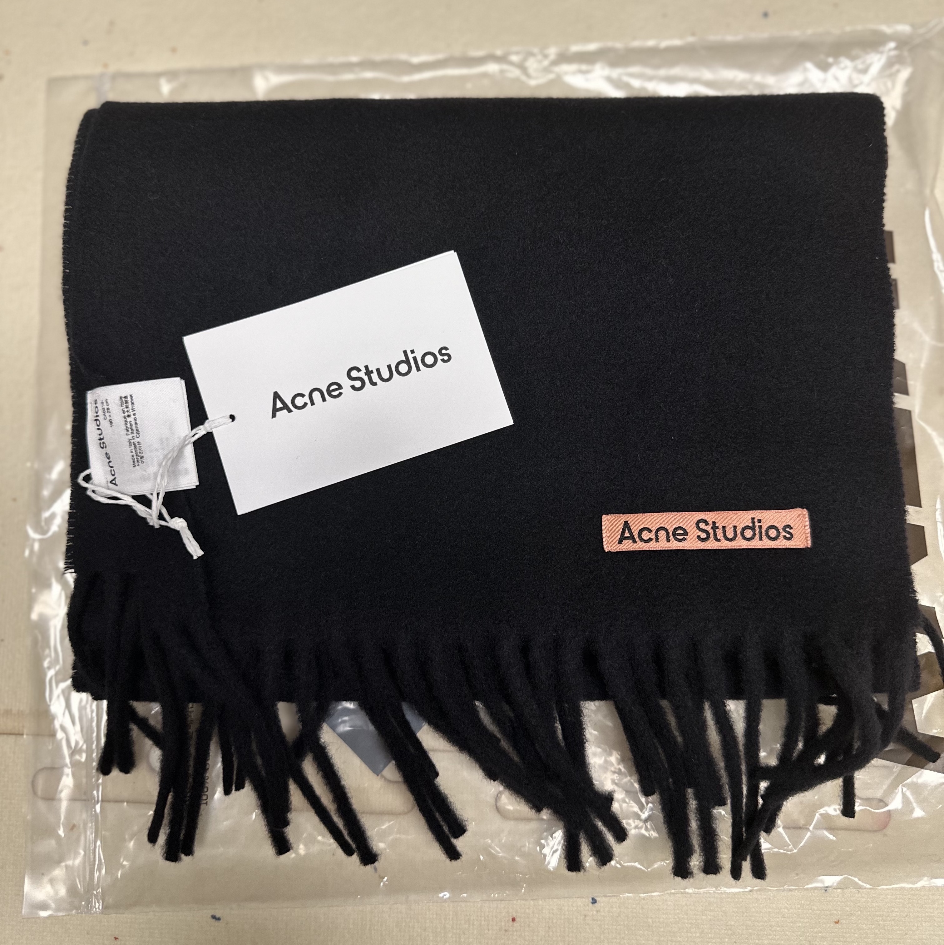 Acne Studios Wool Fringe Muffler Black 착용 스타일
