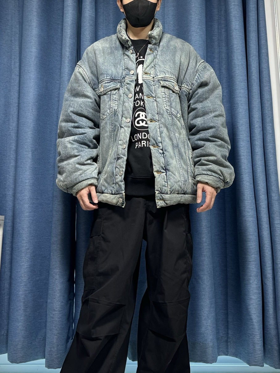 Balenciaga Padded Jacket Light Blue, Balenciaga Runner Graffiti Sneakers White 착용 스타일 - 4