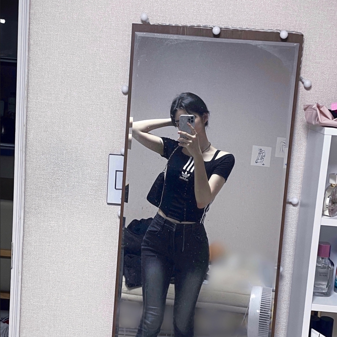 Prada Re-Edition 2005 Re-Nylon Shoulder Bag Black 착용 스타일 - 2