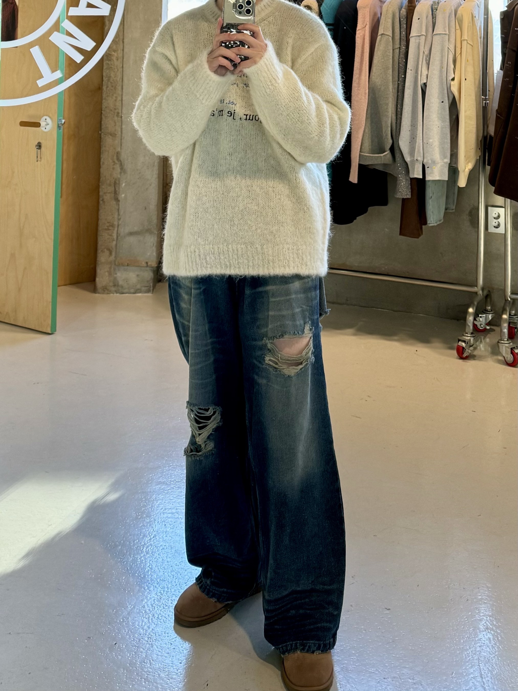 STU Embroidery Mohiar Knit Cream 착용 스타일