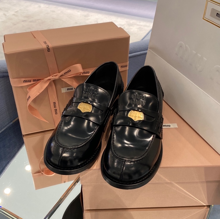 (W) Miu Miu Patent Leather Penny Loafers Black 착용 스타일 - 1