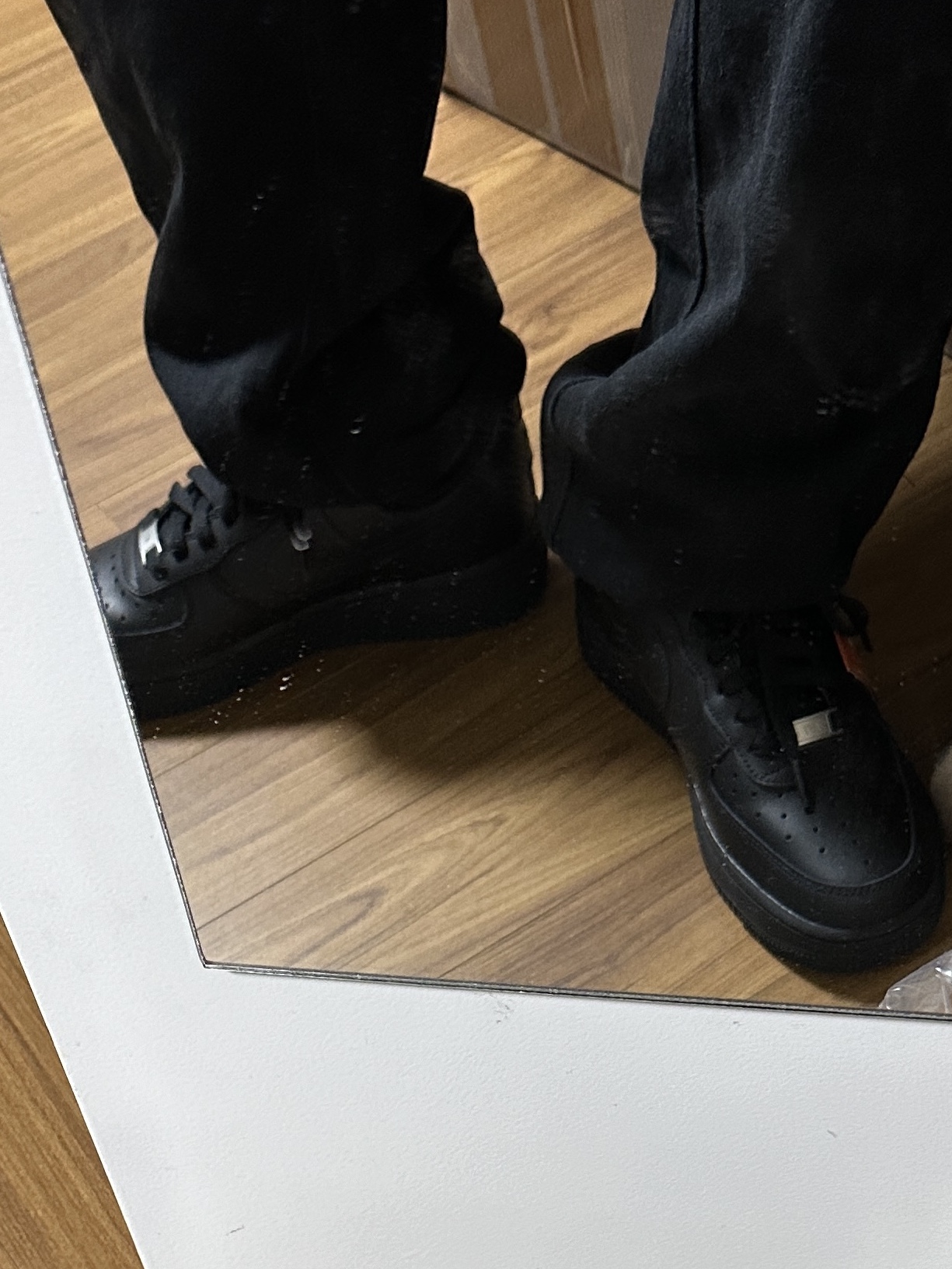 (W) Nike Air Force 1 '07 Low Triple Black 착용 스타일 - 1