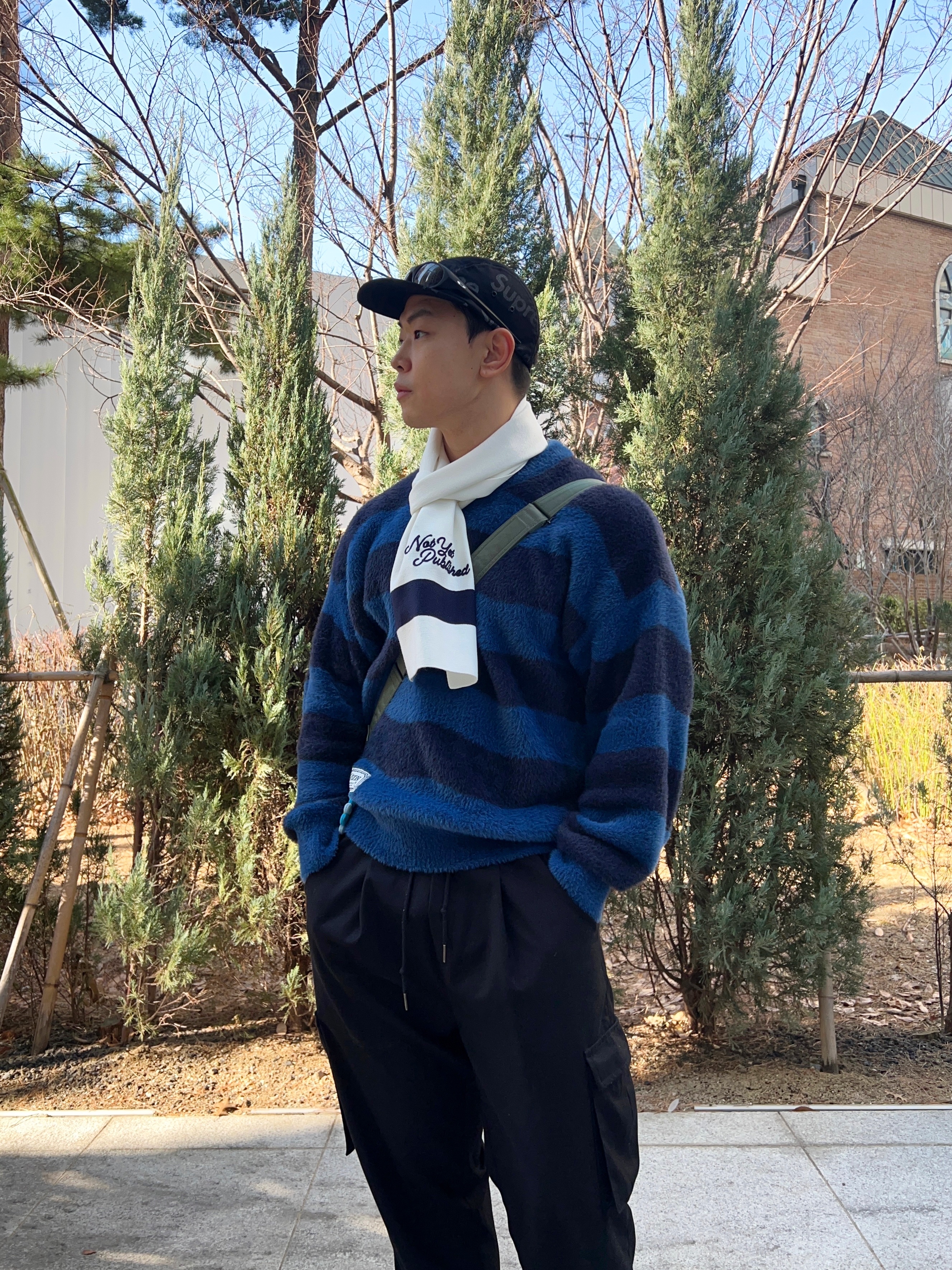 살로몬 스노우크로스 블랙 마그넷, 오클리 아이 자켓 리덕스 매트 블랙 프레임 프리즘 그레이 렌즈 하이 브릿지 핏 착용 스타일 - 4