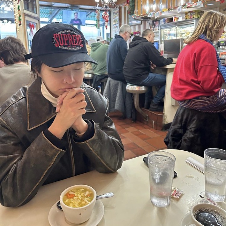 Supreme Warm Up 6-Panel Black - 23FW 착용 스타일