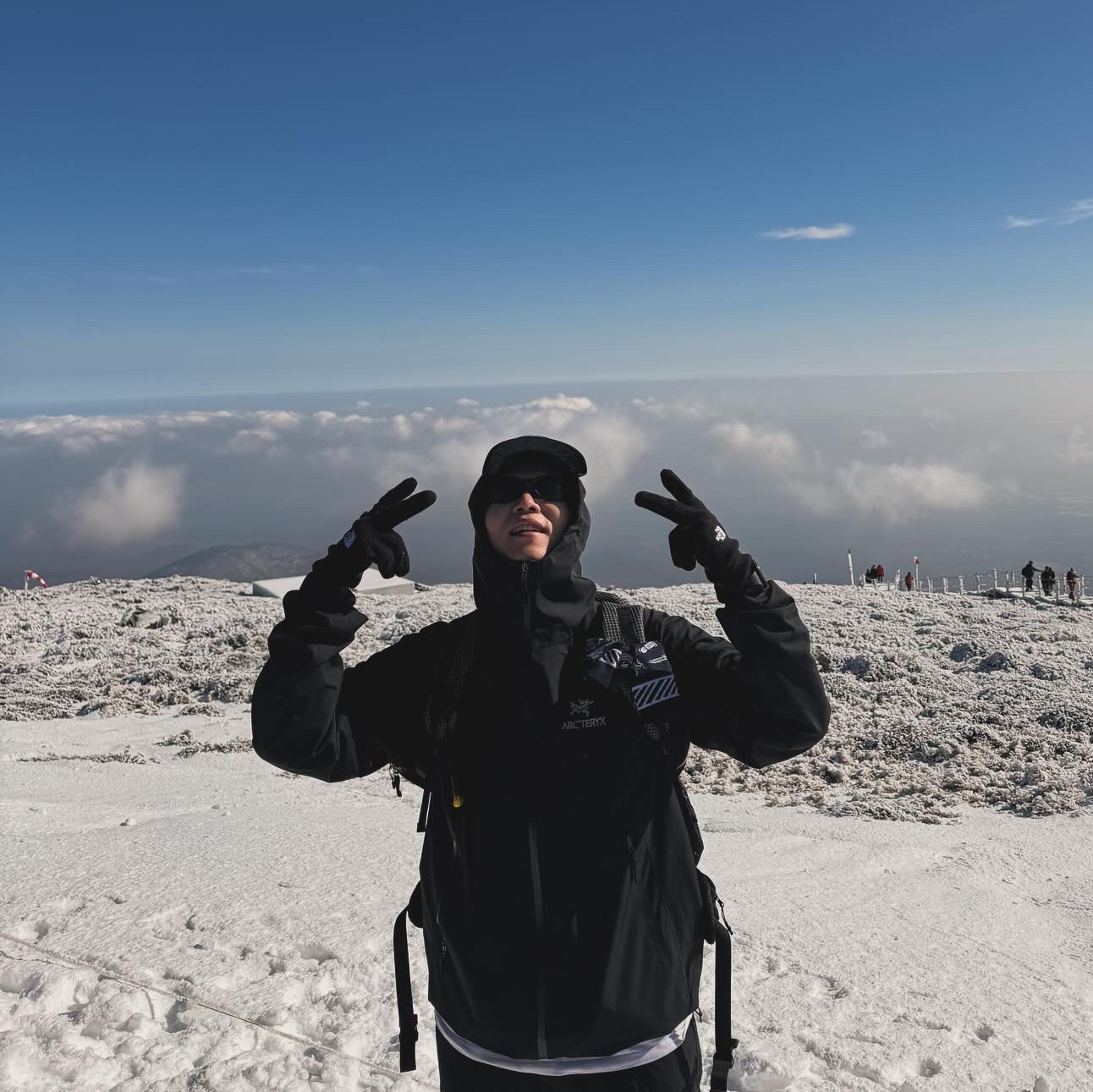 Arc'teryx Beta LT Jacket Black, Oakley Eye Jacket Redux Matte Black Frame Prizm Grey Lenses High Bridge Fit 착용 스타일