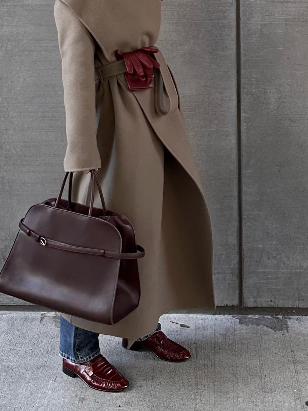 The Row Soft Margaux 17 Bag in Suede Desert, The Row Soft Margaux 15 Bag in Leather Black 착용 스타일 - 5