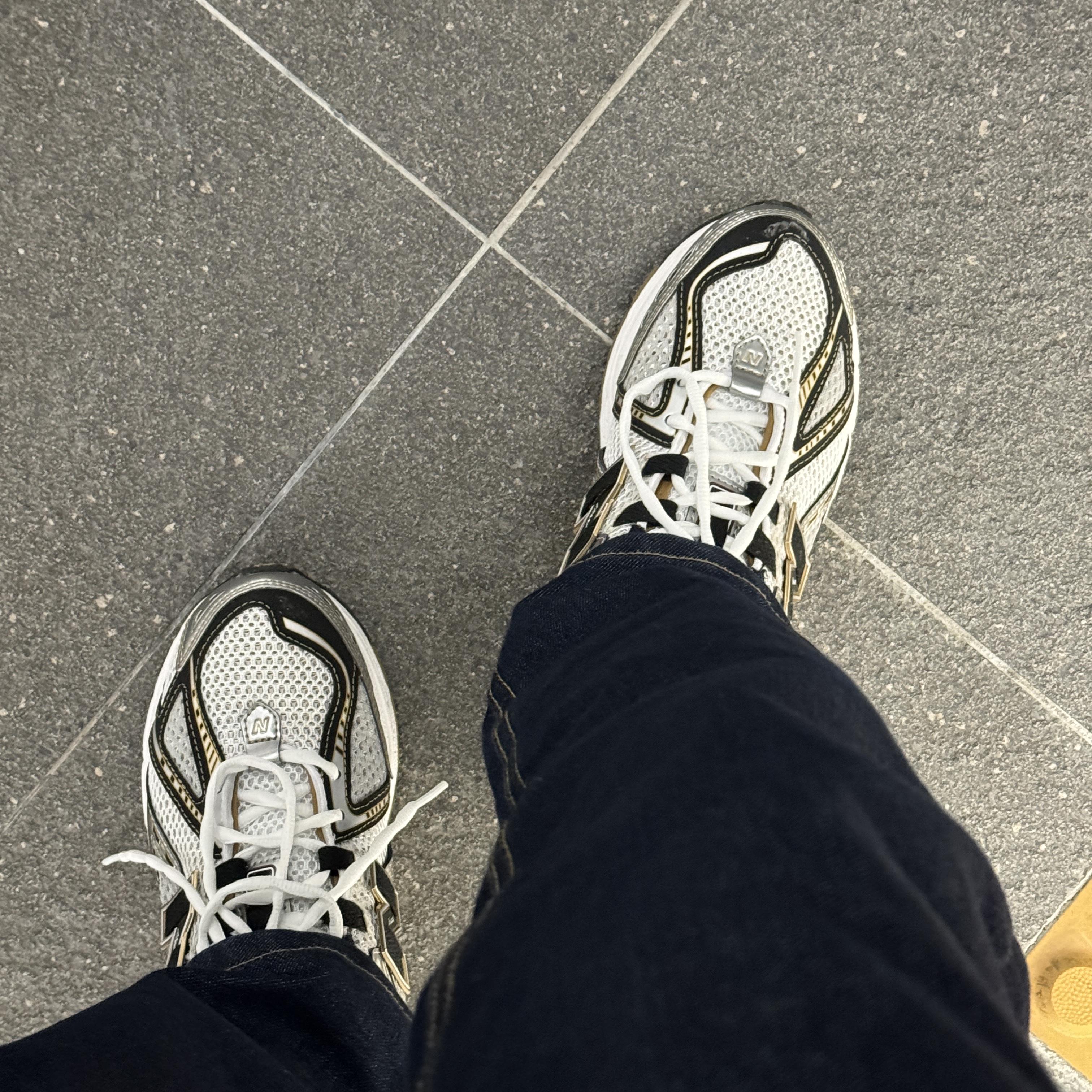 New Balance 1906R White Gold 착용 스타일