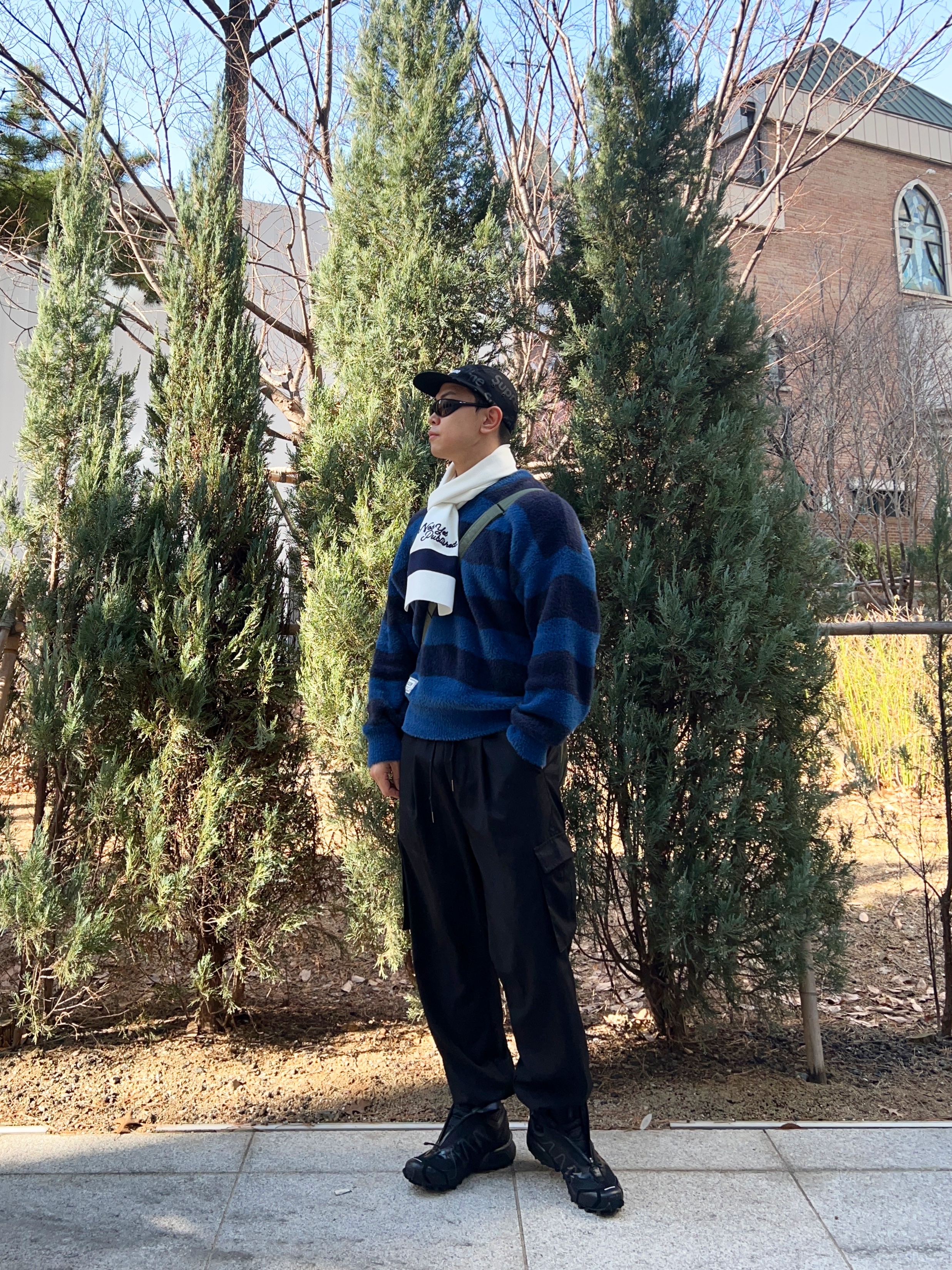 살로몬 스노우크로스 블랙 마그넷, 오클리 아이 자켓 리덕스 매트 블랙 프레임 프리즘 그레이 렌즈 하이 브릿지 핏 착용 스타일 - 1