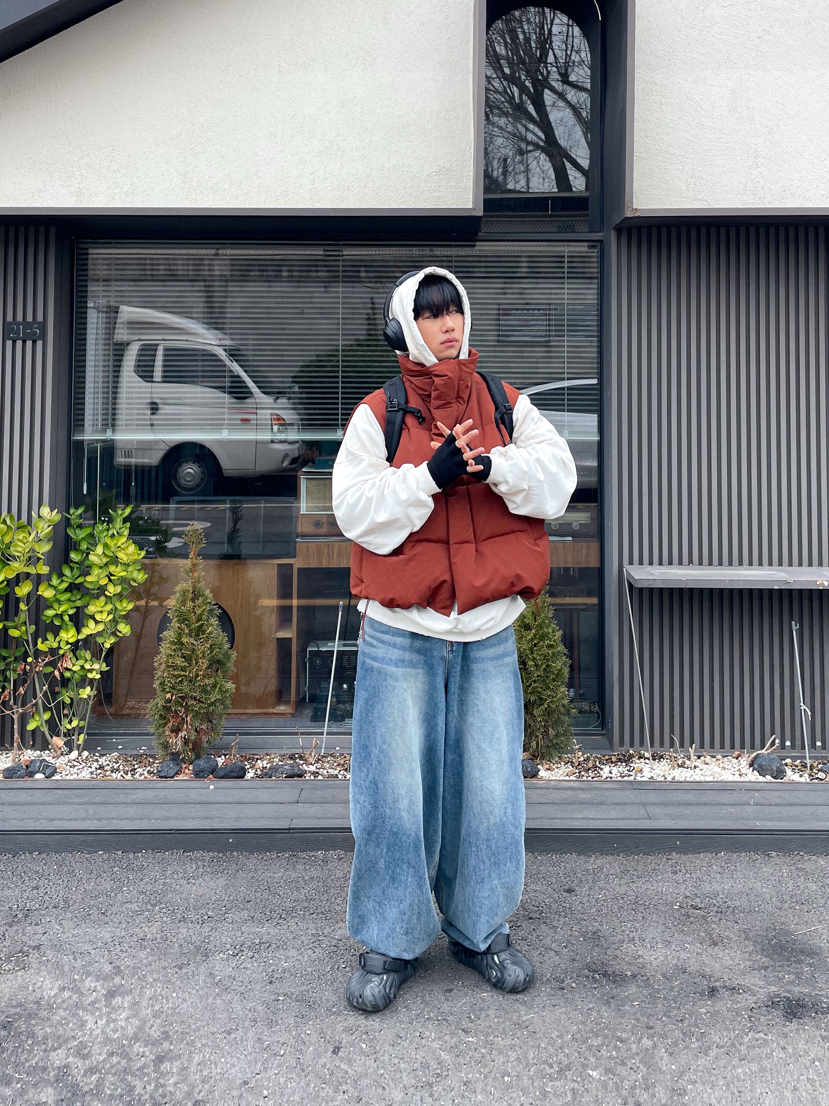 Project G/R x Atmos Etiquette Lesson Vintage Washed Hoodie White, Crocs x Salehe Bembury Pollex Clog Sasquatch 착용 스타일 - 5