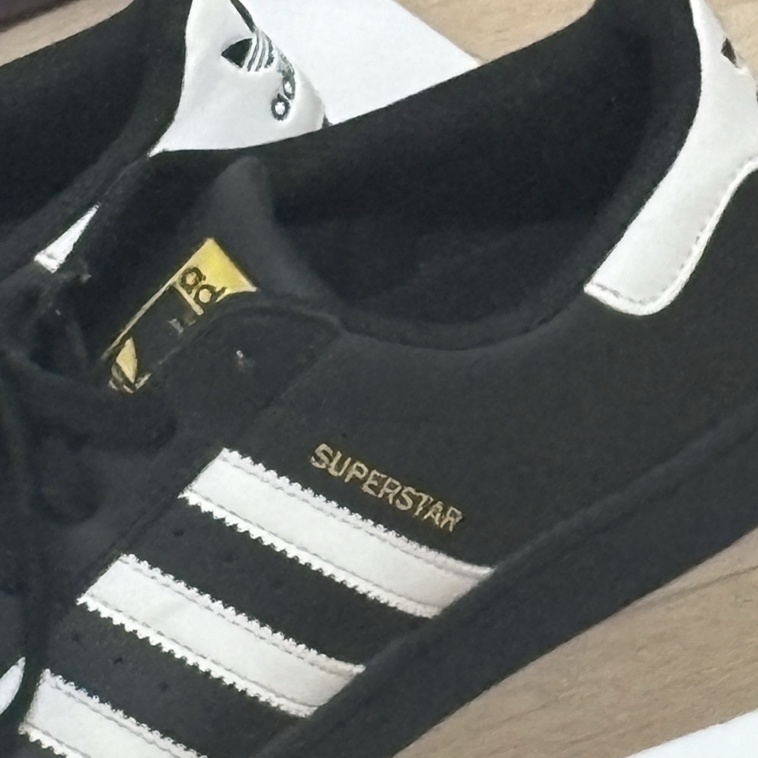 Adidas Superstar Core Black White 착용 스타일