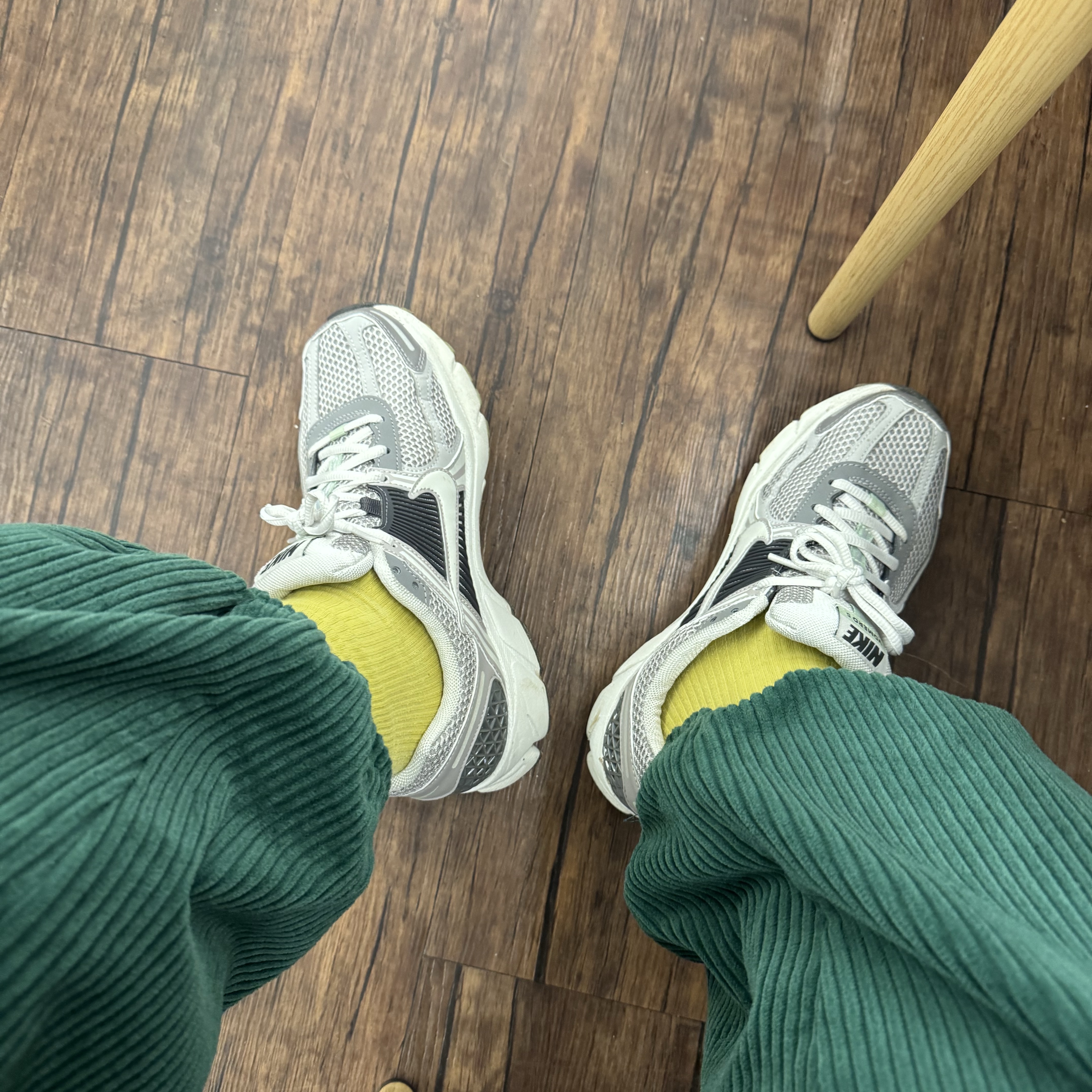 (W) Nike Zoom Vomero 5 Cobblestone and Flat Pewter 착용 스타일