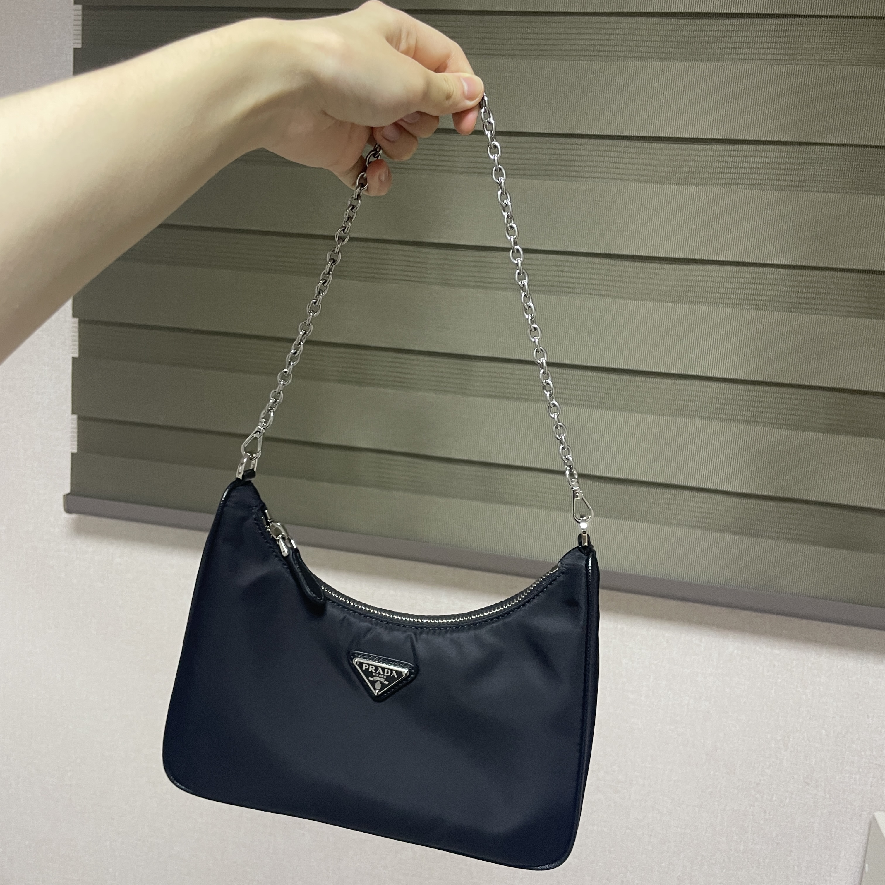 Prada Re-Edition 2005 Re-Nylon Shoulder Bag Black 착용 스타일 - 4