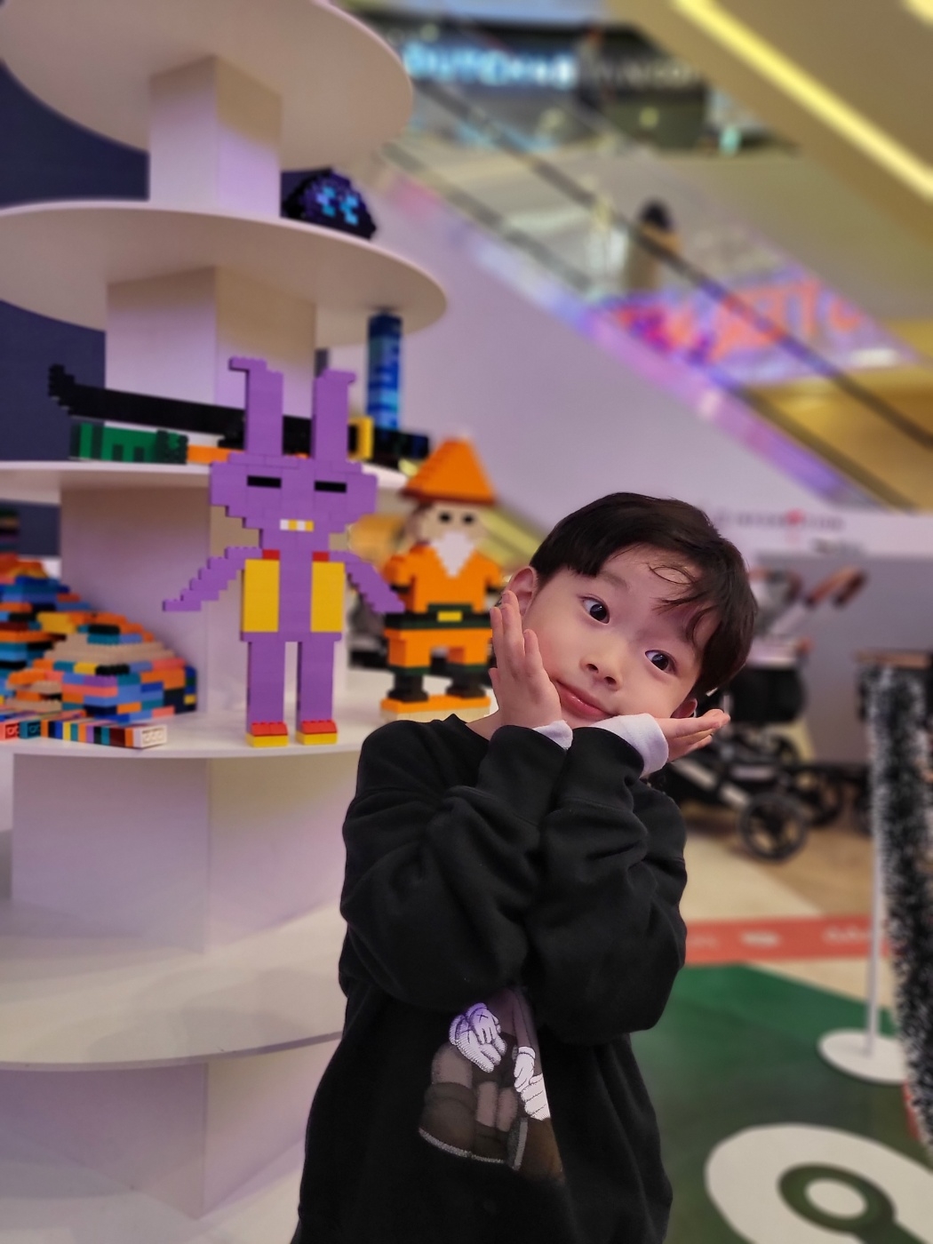 Uniqlo UT x Kaws Long Sleeve Sweatshirt Black, (Kids) Uniqlo UT x Kaws Long Sleeve Sweatshirt Black 착용 스타일 - 2