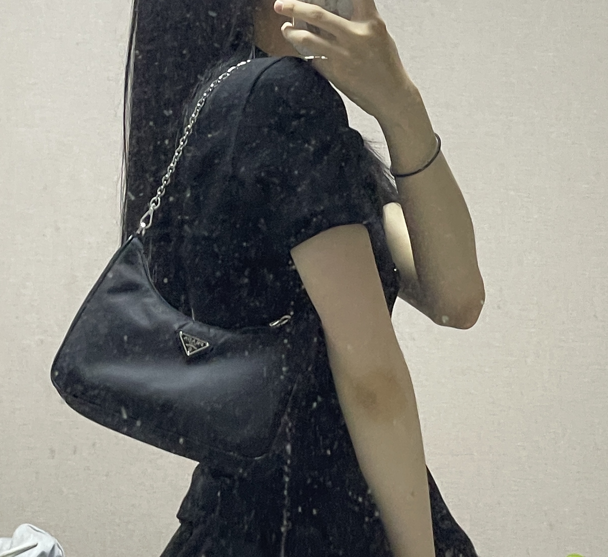 Prada Re-Edition 2005 Re-Nylon Shoulder Bag Black 착용 스타일 - 3
