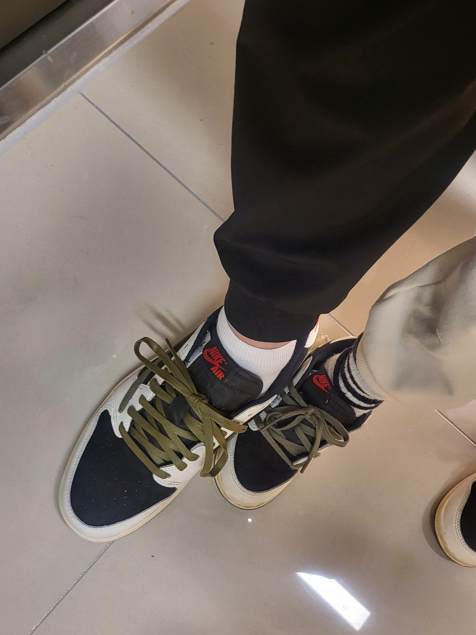 (W) Jordan 1 x Travis Scott Retro Low OG SP Medium Olive, (TD) Jordan 1 x Travis Scott Retro Low OG SP Medium Olive 착용 스타일 - 3