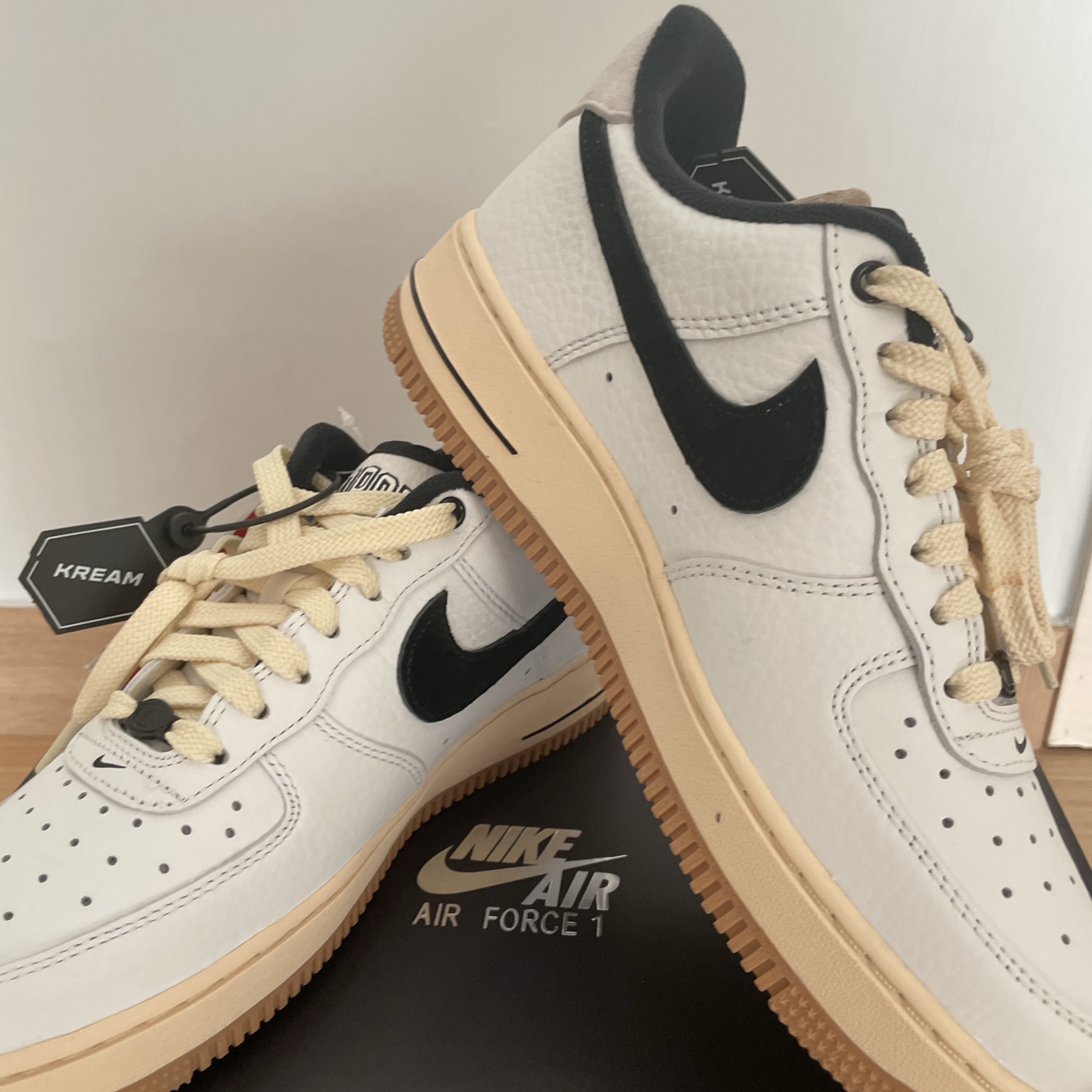 (W) Nike Air Force 1 '07 LX Black and Summit White 착용 스타일 - 2