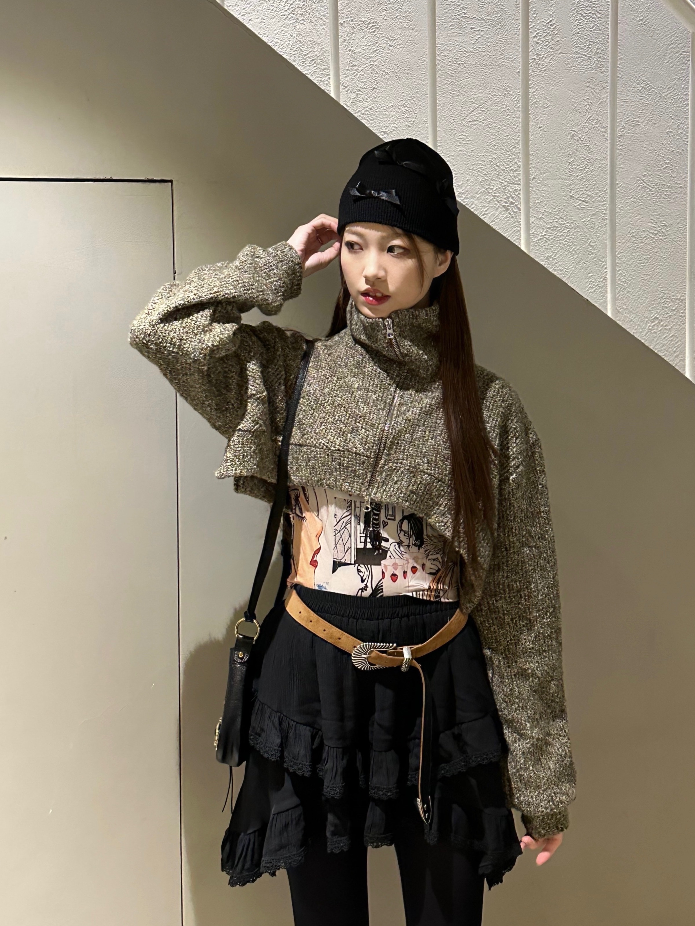 (W) UGG Classic Mini II Boots Chestnut, Balenciaga Arena Lambskin Aged Silver Hardware Le Cagole XS Flap Bag Black 착용 스타일 - 2