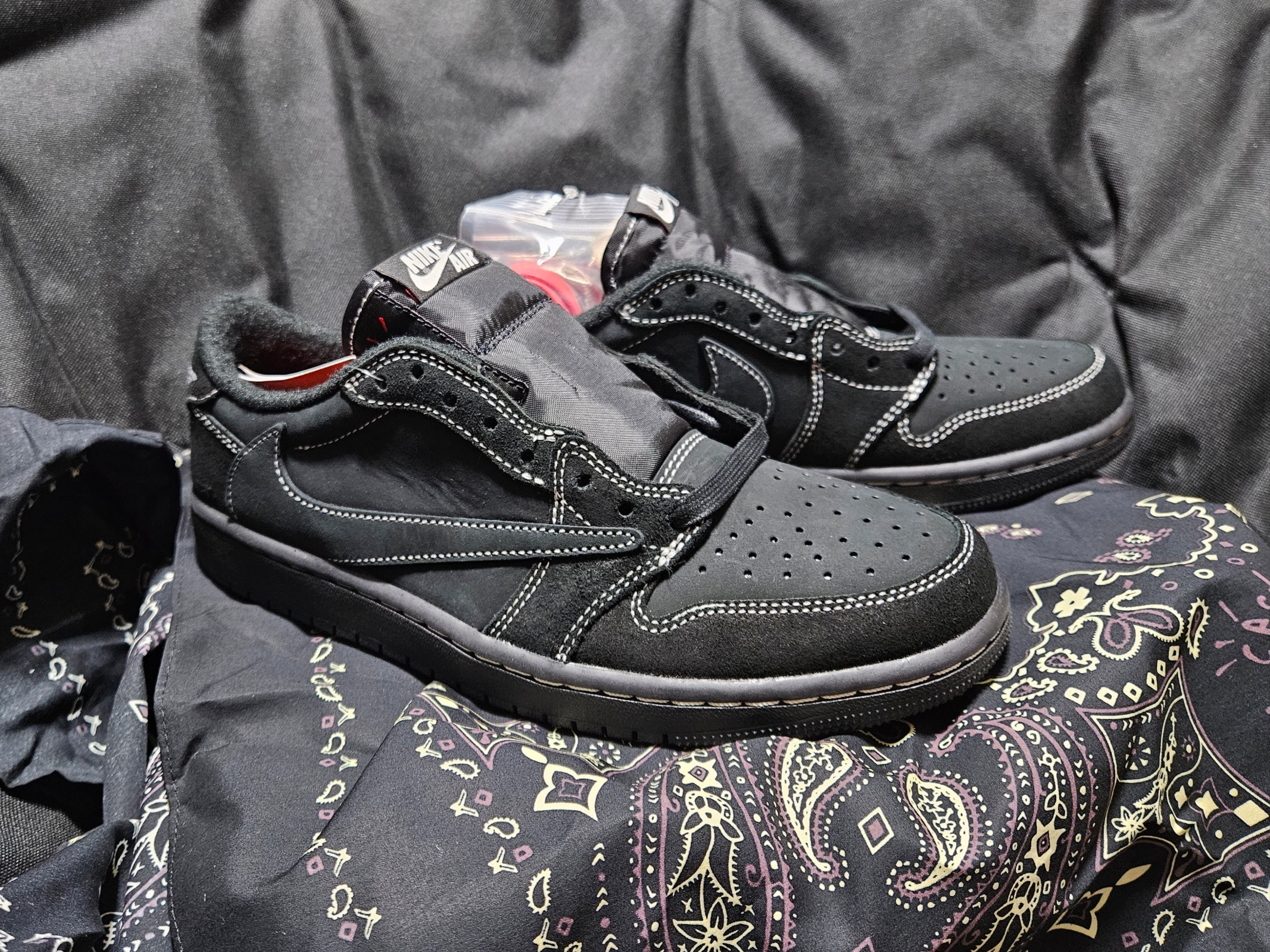 Jordan 1 x Travis Scott Retro Low OG SP Black Phantom 착용 스타일 - 4