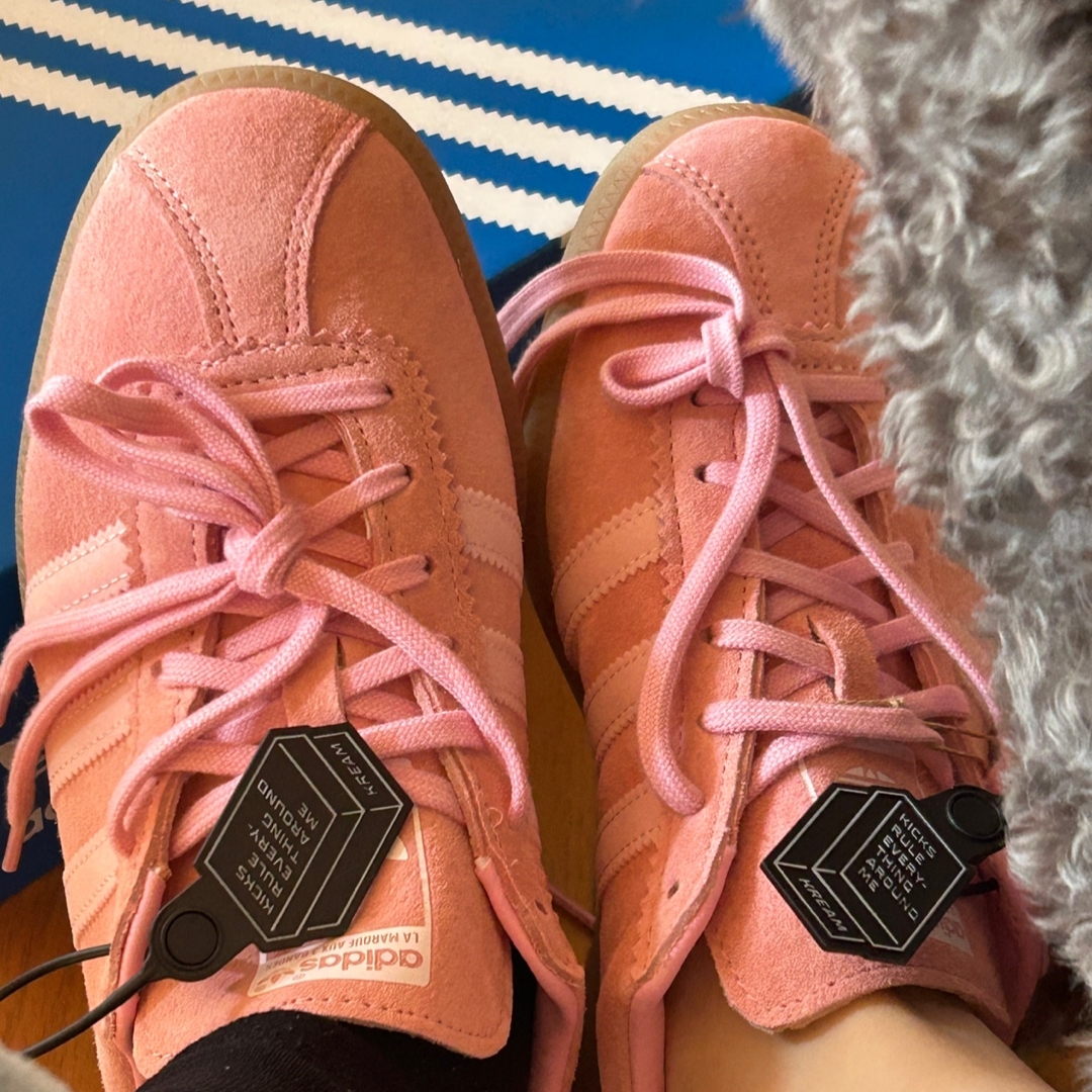 Adidas Bermuda Glow Pink 착용 스타일 - 1