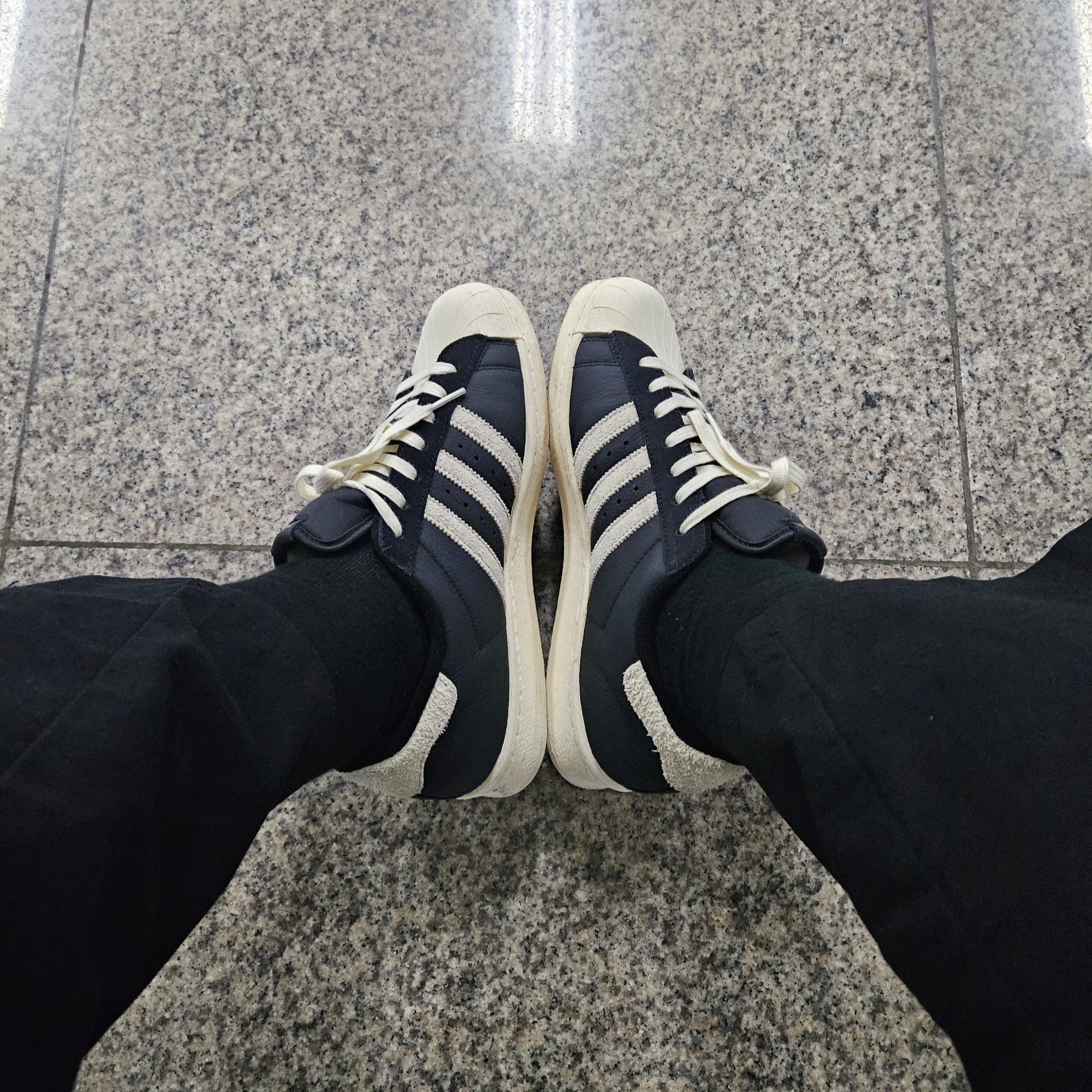 Adidas Superstar 82 Black White 착용 스타일 - 1