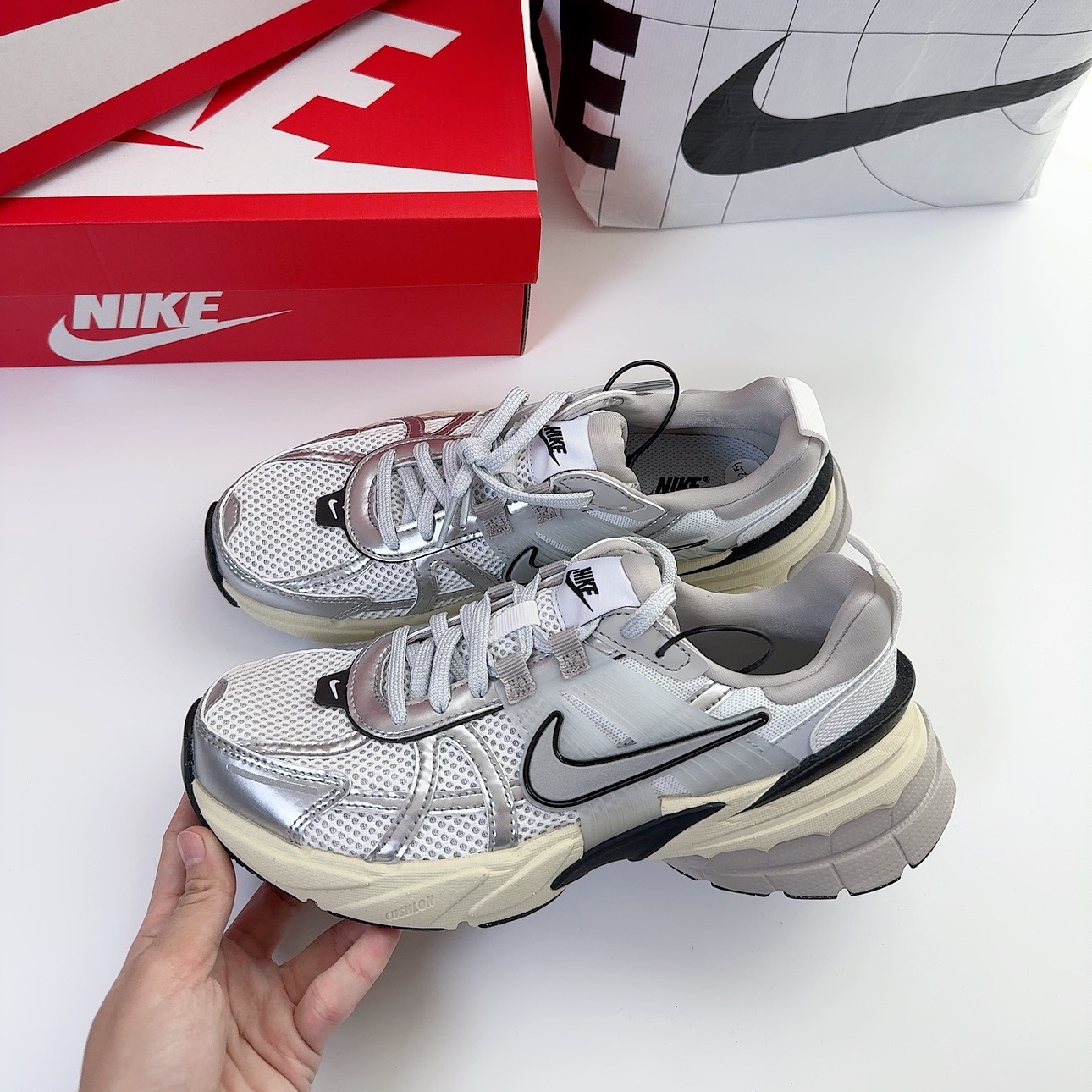 Nike V2K Run Summit White Metallic Silver 착용 스타일 - 4