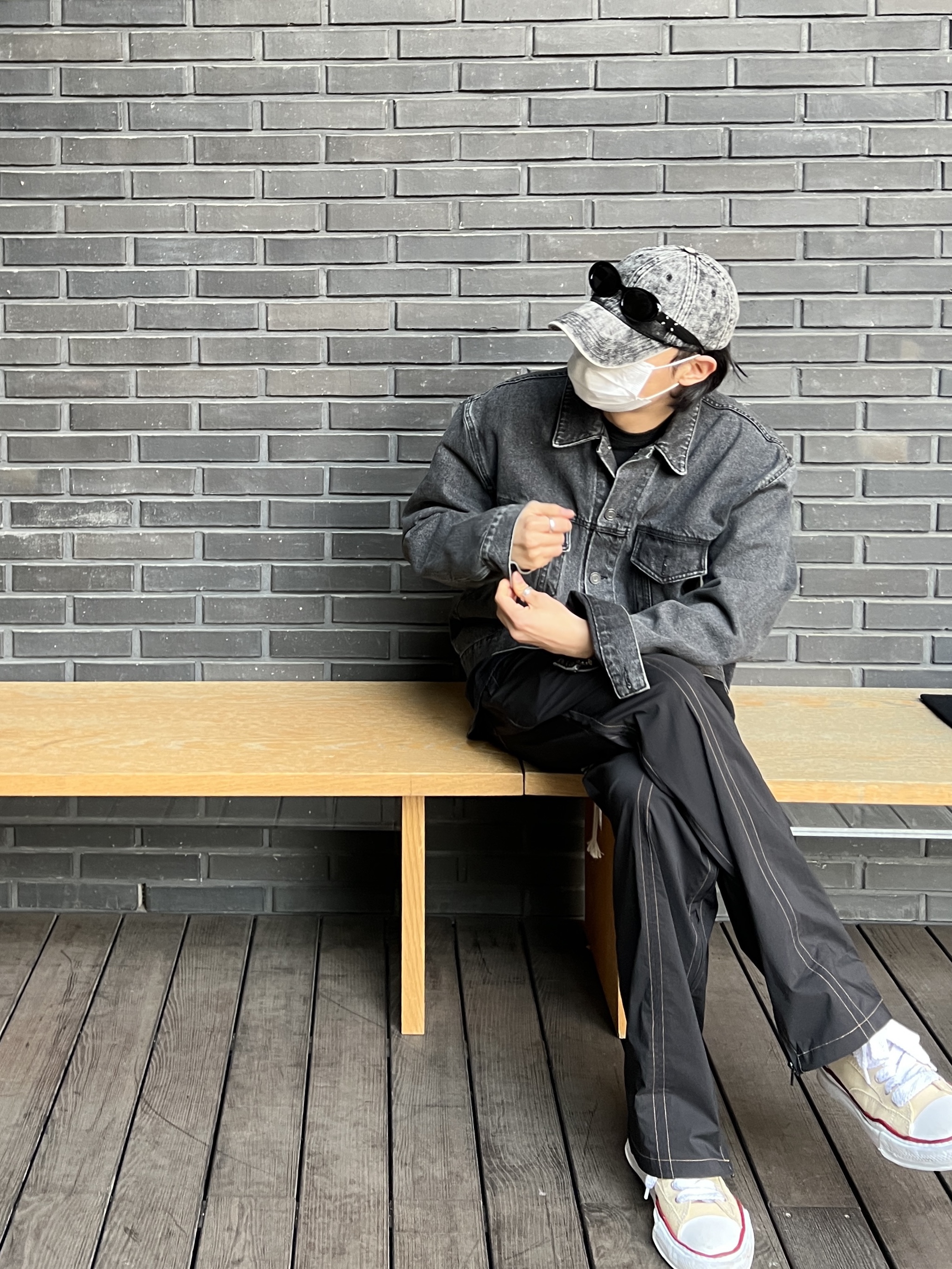 Maison Mihara Yasuhiro Peterson OG Sole Canvas Low-top Sneakers Natural, Gentle Monster x Maison Margiela MM005 Black Black 착용 스타일 - 1